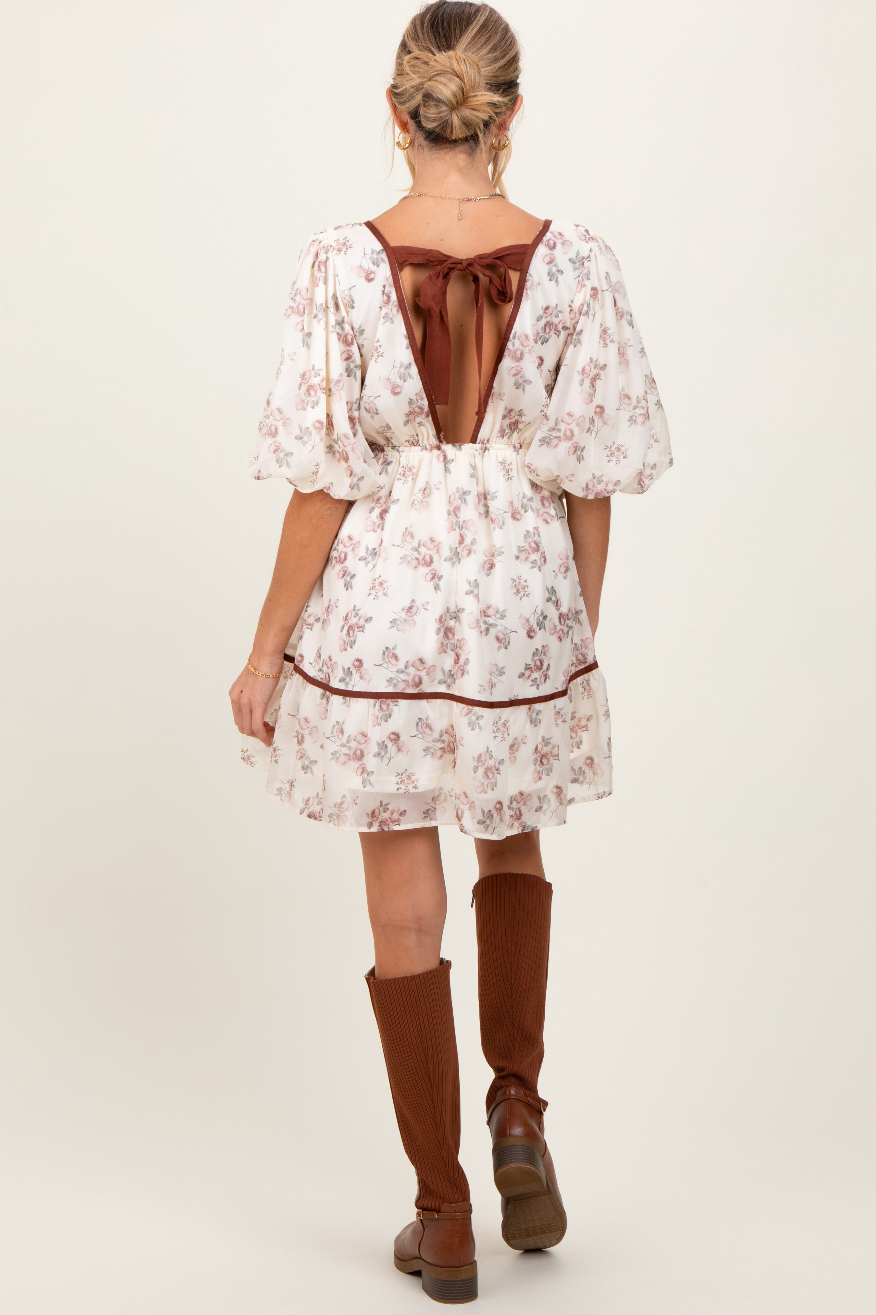 Cremefarbenes Umstandskleid mit Blumenmuster, tiefem V-Ausschnitt und Rückencut-out