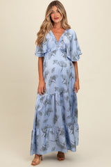 Hellblaues Umstands-Maxikleid mit Blumenmuster und tiefem V-Ausschnitt