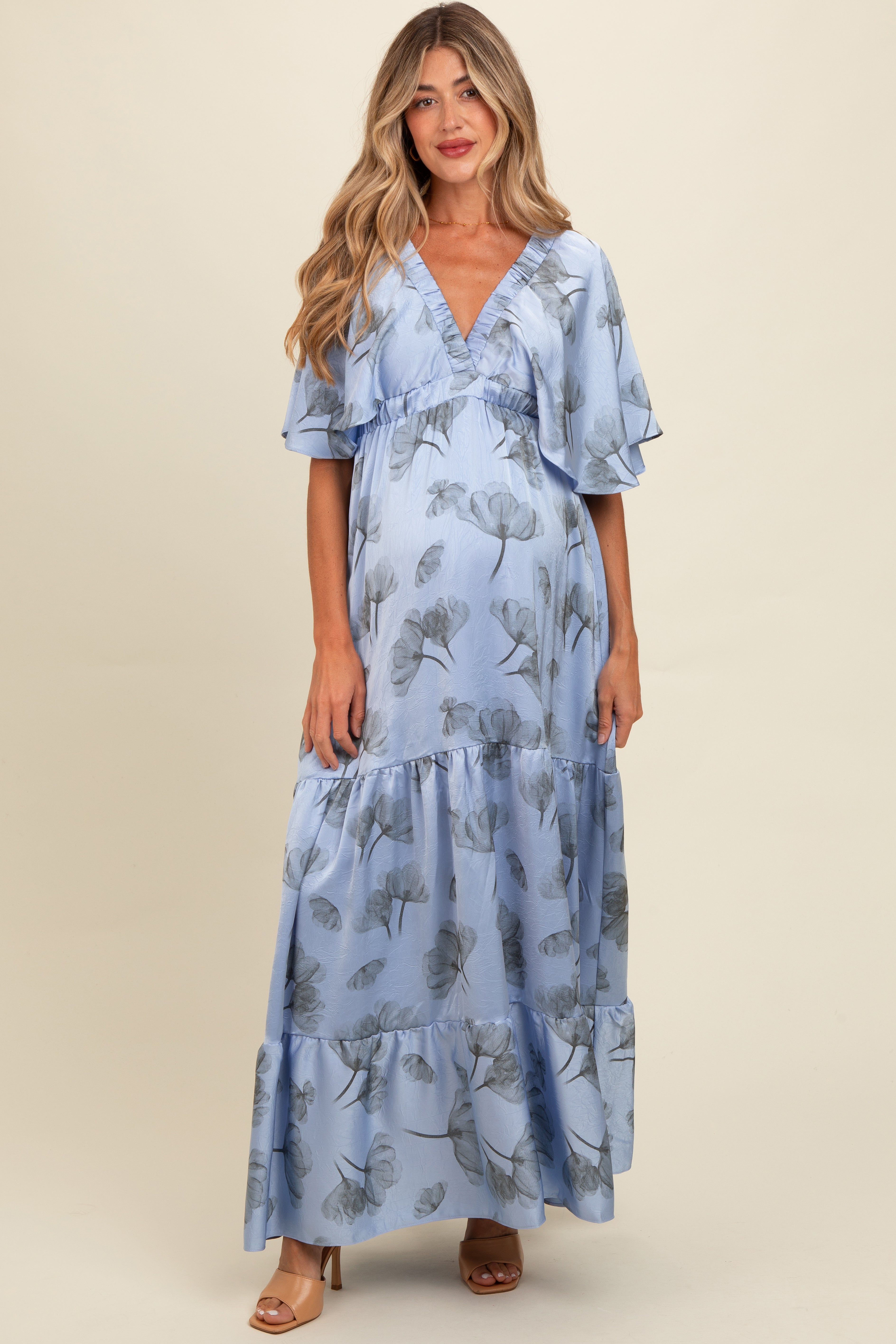 Hellblaues Umstands-Maxikleid mit Blumenmuster und tiefem V-Ausschnitt