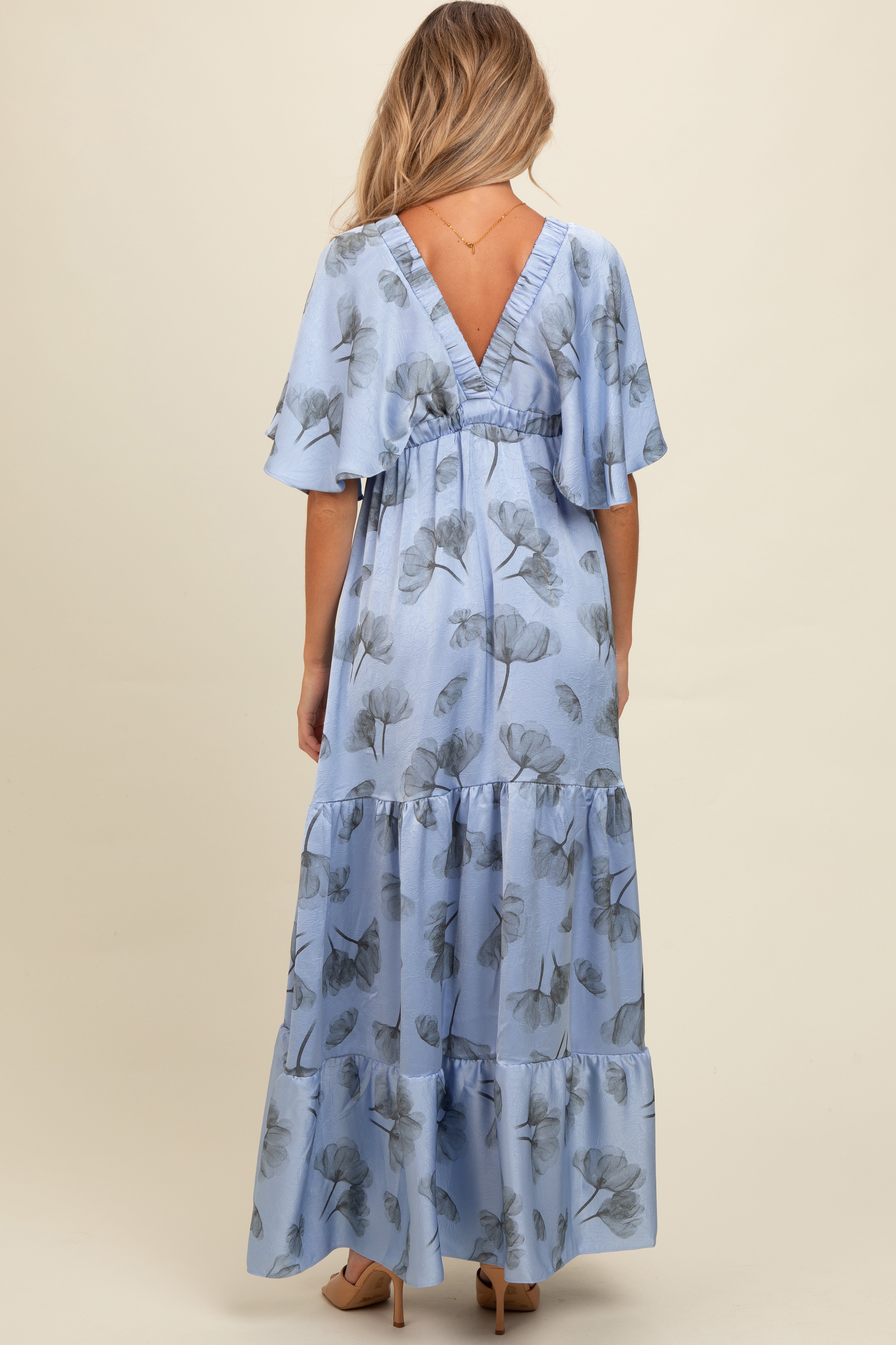 Hellblaues Umstands-Maxikleid mit Blumenmuster und tiefem V-Ausschnitt