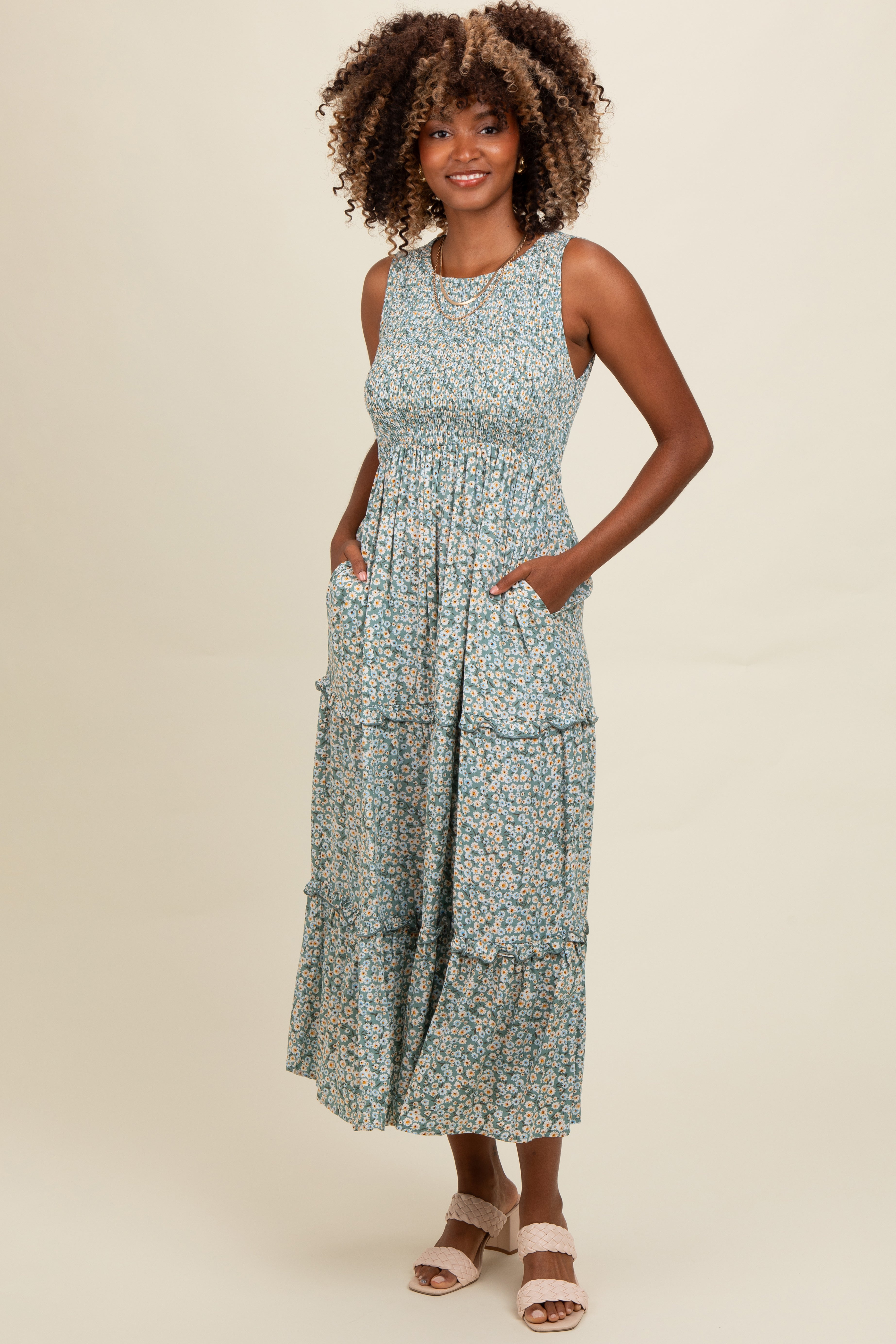 Ärmelloses Umstands-Maxikleid mit floralem Muster, Rüschen und Stufenrock in Helloliv