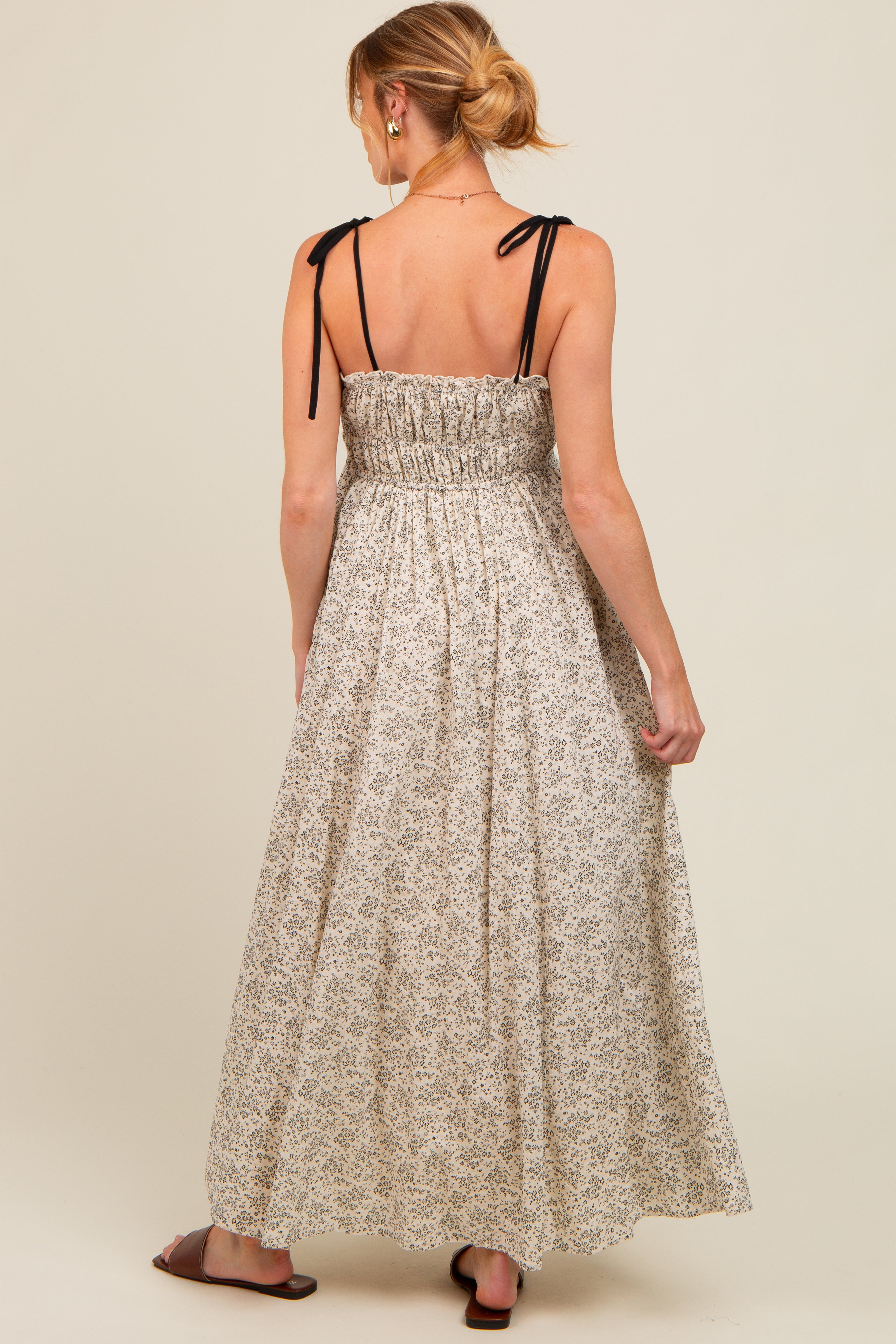 Florales Umstands-Maxikleid mit Kontrast-Zierband in Creme