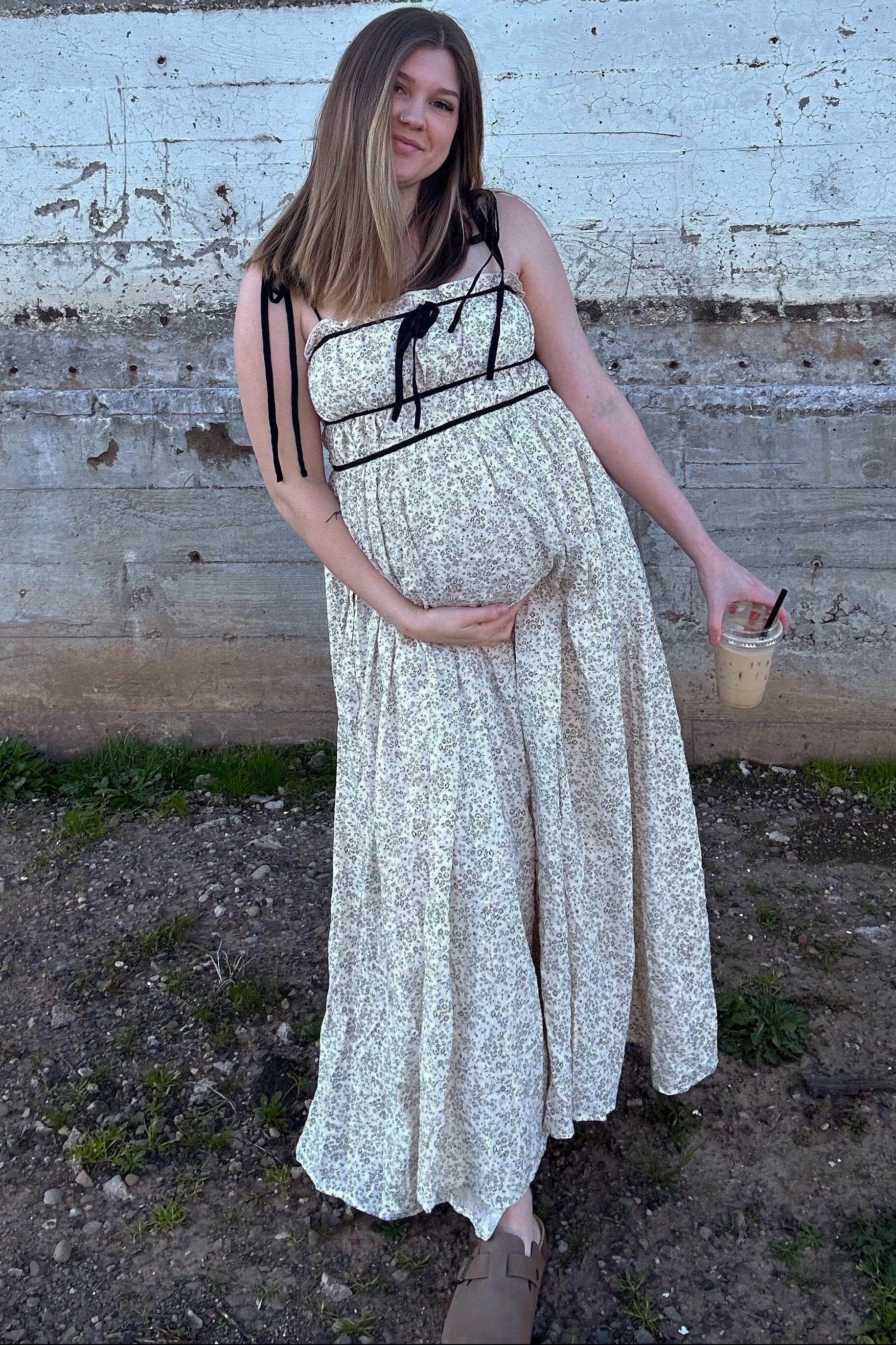 Florales Umstands-Maxikleid mit Kontrast-Zierband in Creme