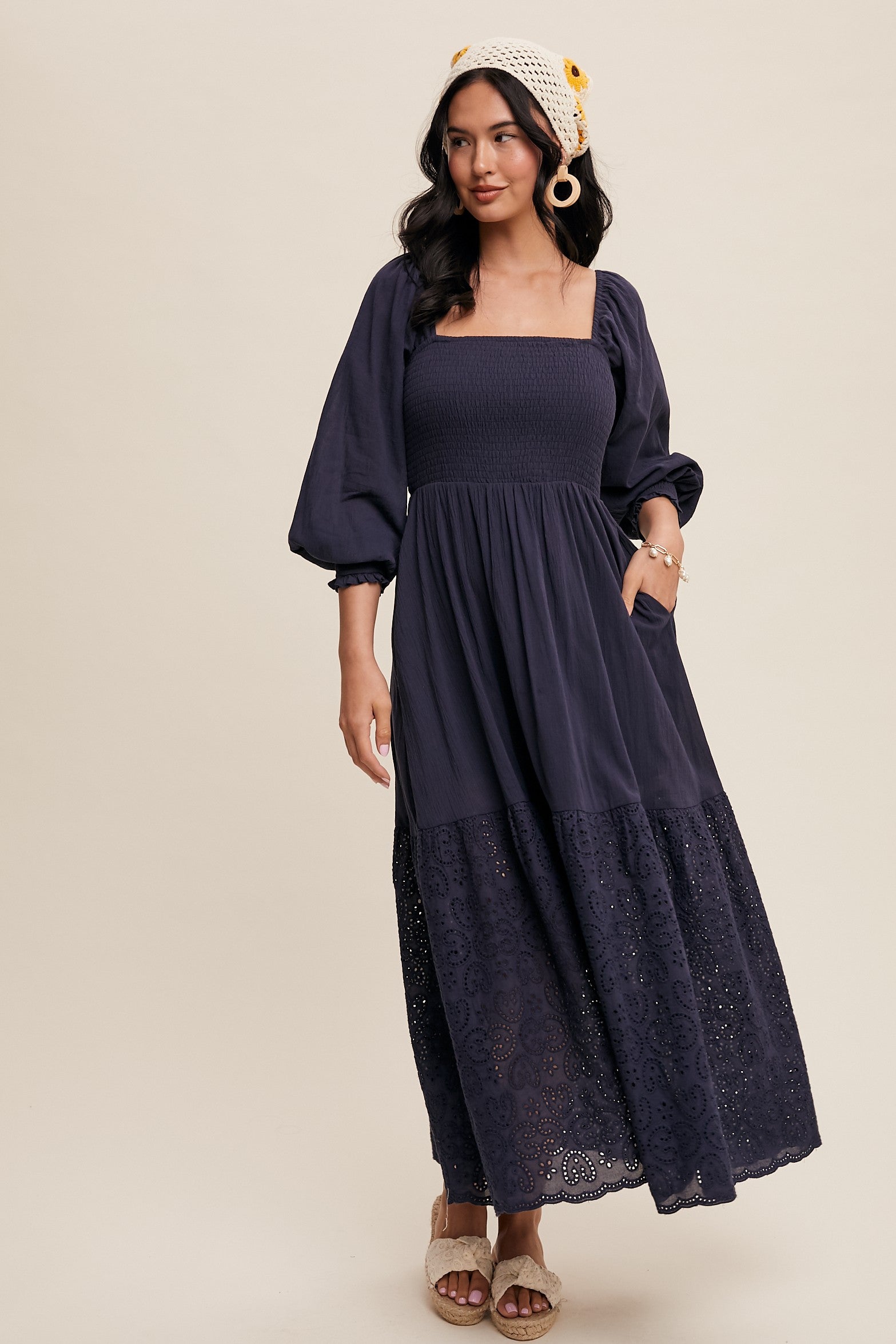 Umstands-Maxikleid mit Smok-Detail und Lochstickerei-Saum in Marineblau