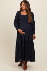 Umstands-Maxikleid mit Smok-Detail und Lochstickerei-Saum in Marineblau