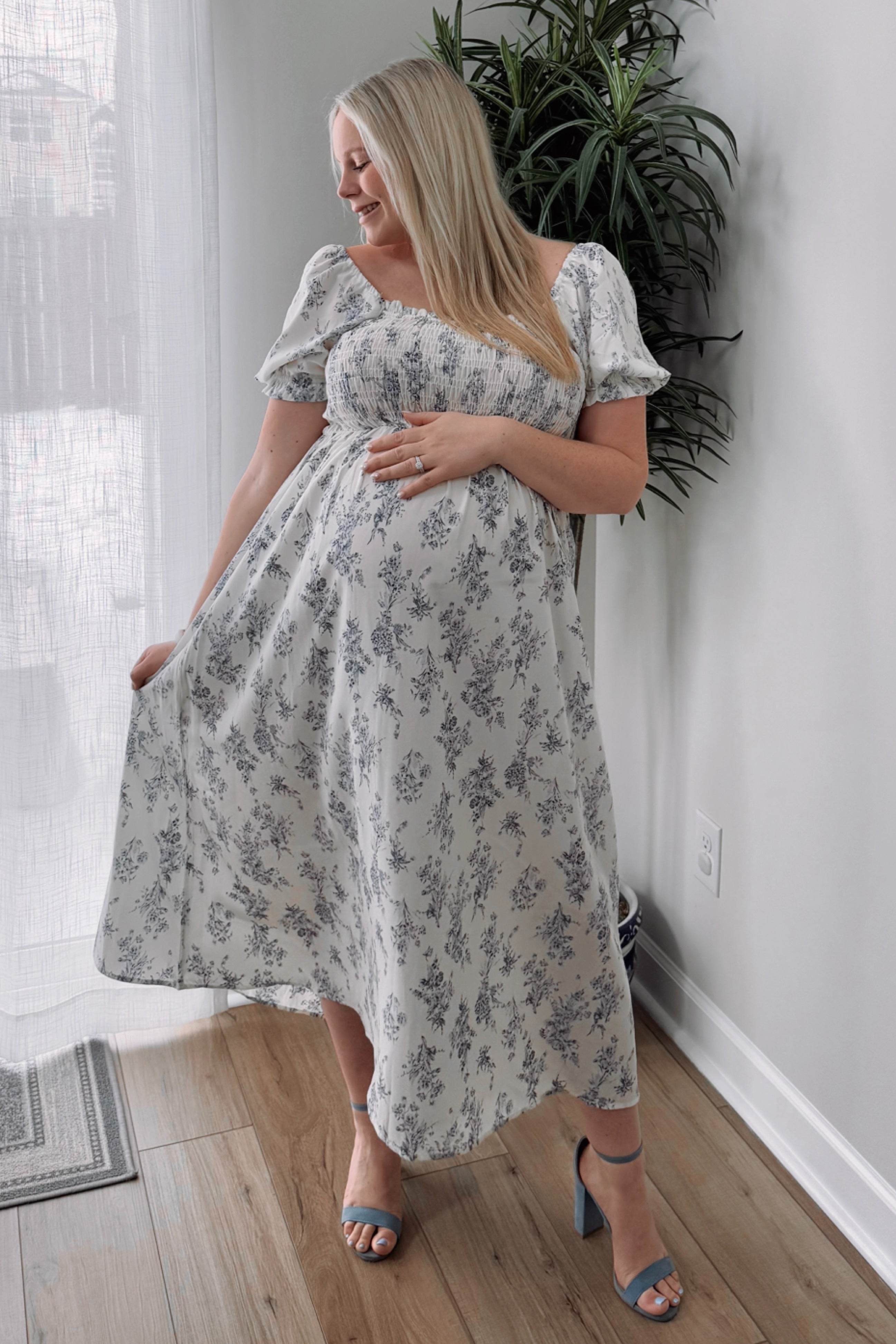 Umstands-Midikleid mit floralem Smok-Oberteil und Herzausschnitt in Elfenbein