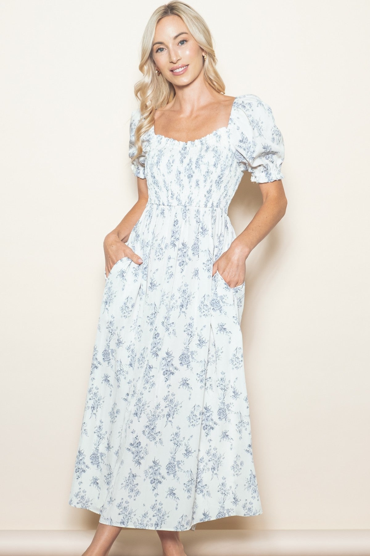 Umstands-Midikleid mit floralem Smok-Oberteil und Herzausschnitt in Elfenbein