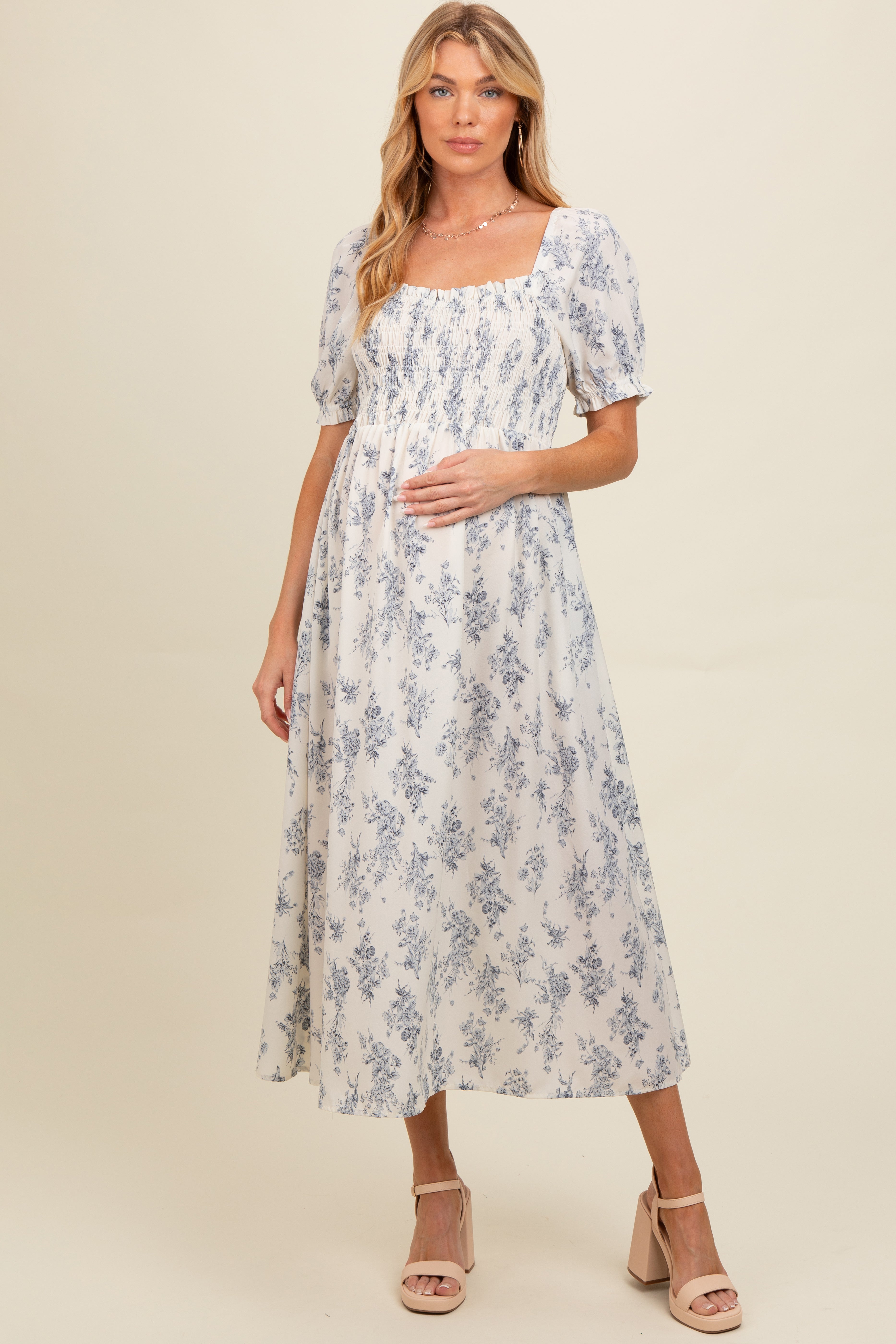 Umstands-Midikleid mit floralem Smok-Oberteil und Herzausschnitt in Elfenbein