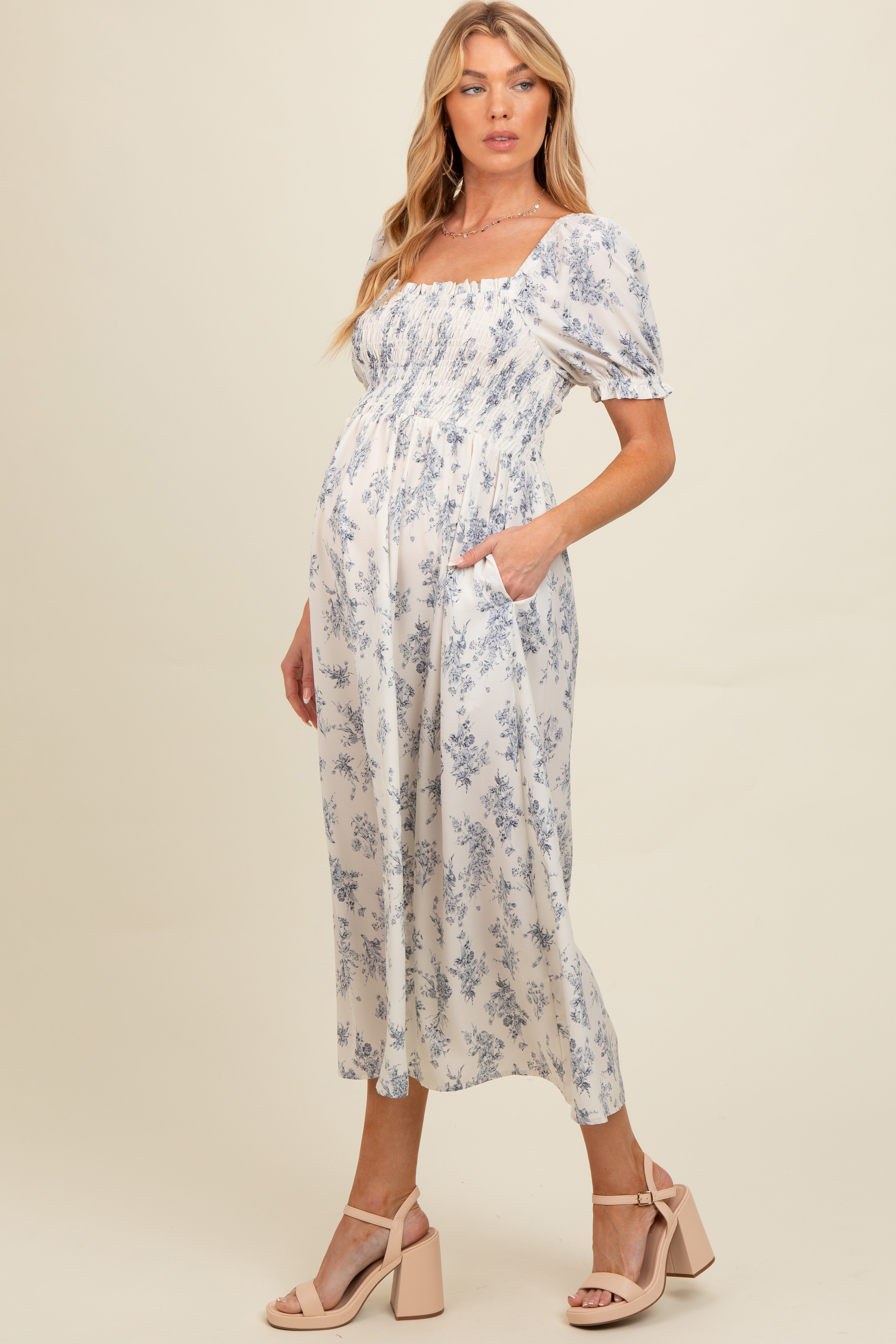 Umstands-Midikleid mit floralem Smok-Oberteil und Herzausschnitt in Elfenbein