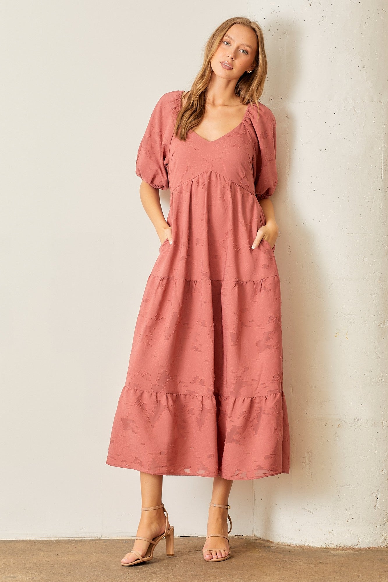 Florales Umstands-Midikleid mit Textur und Stufenrock