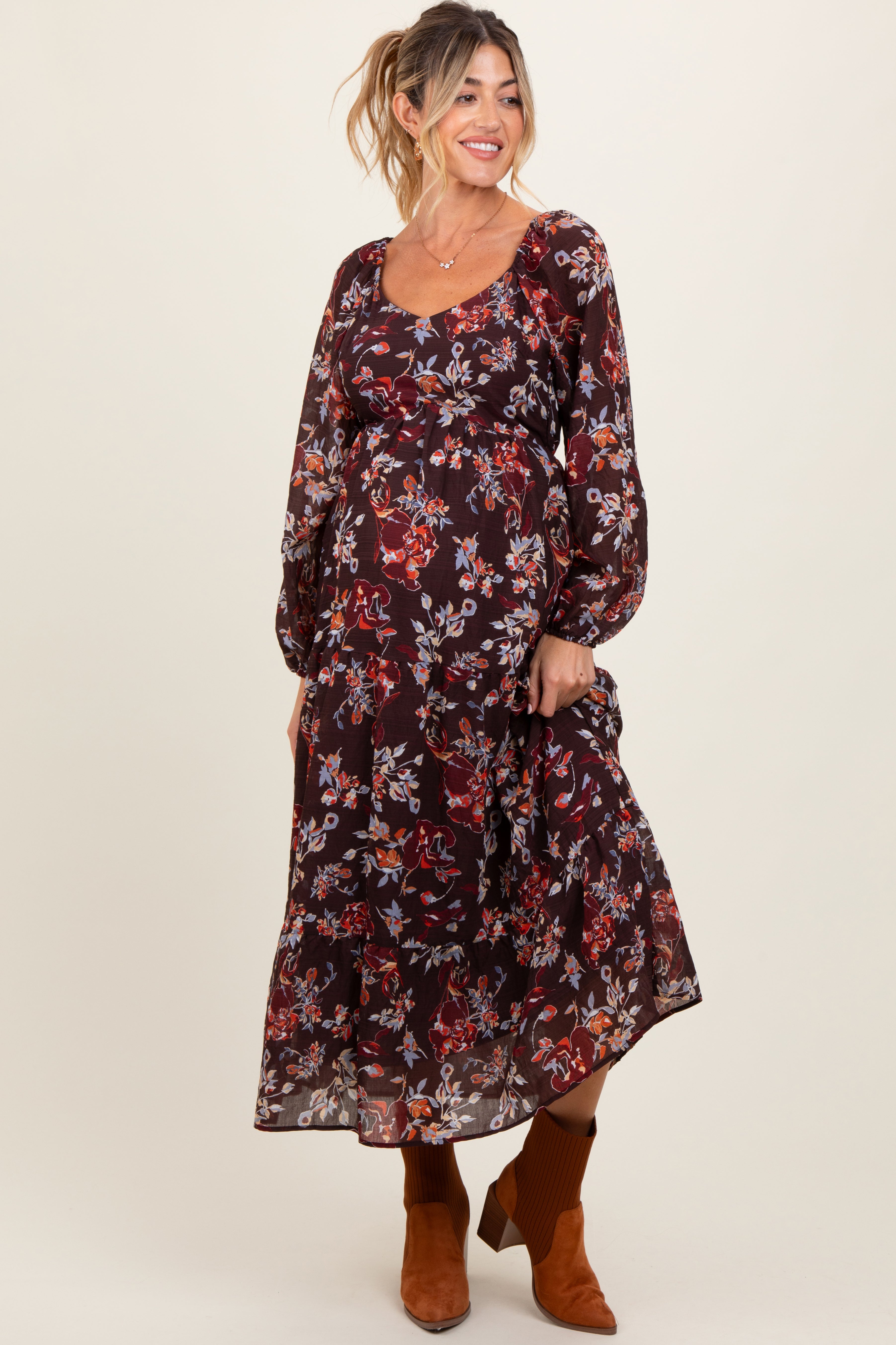 Braunes Umstands-Maxikleid mit Blumenmuster, V-Ausschnitt und Ballonärmeln