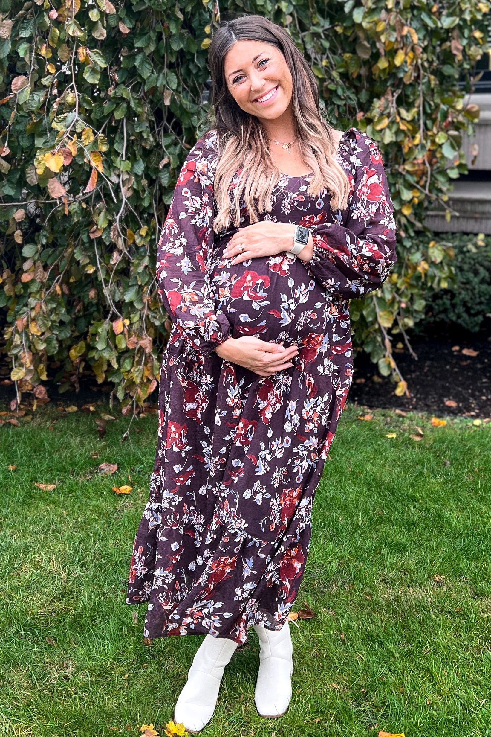 Braunes Umstands-Maxikleid mit Blumenmuster, V-Ausschnitt und Ballonärmeln