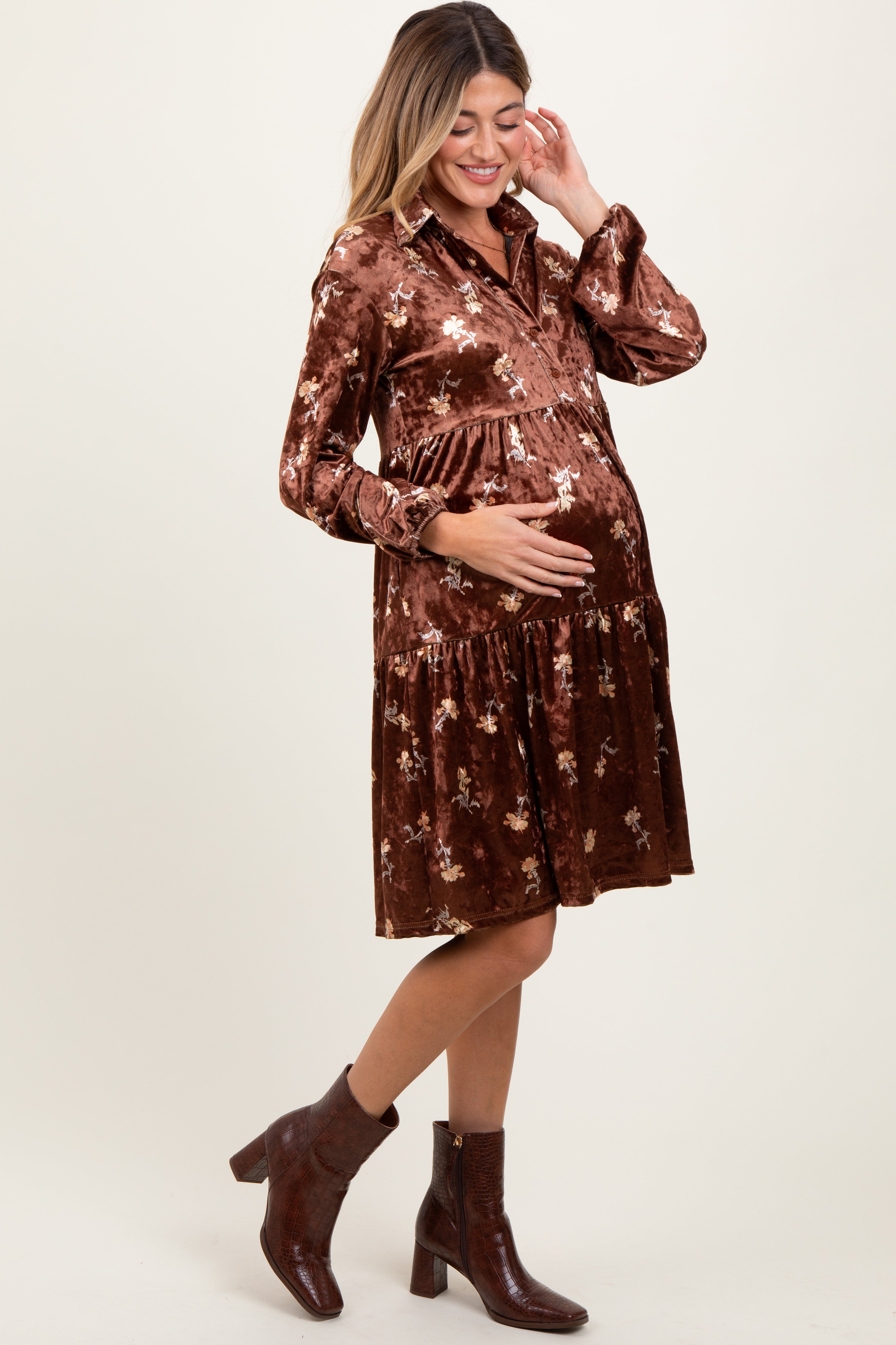 Braunes Umstands-Midikleid aus Samt mit Blumenmuster und durchgehender Knopfleiste