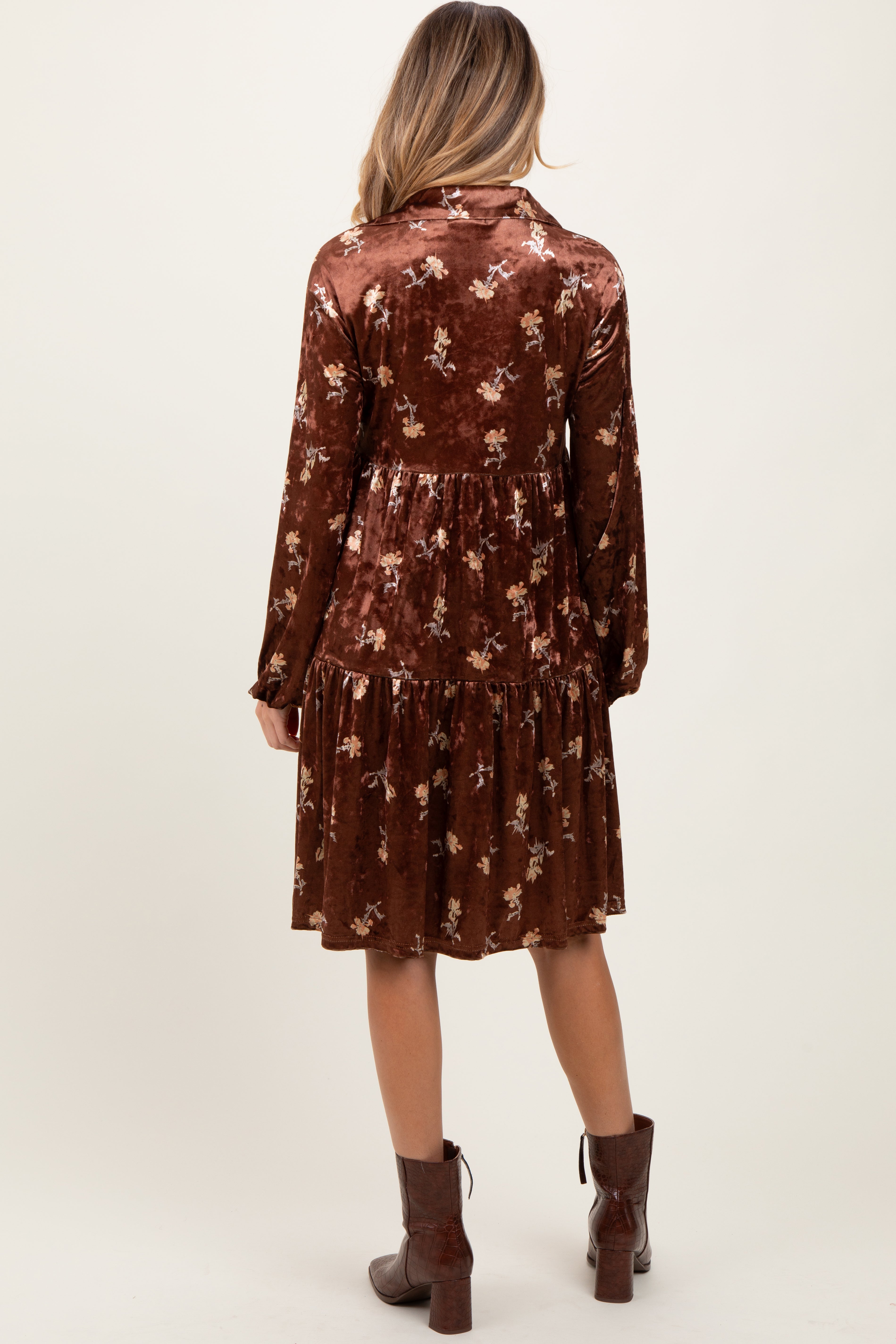 Braunes Umstands-Midikleid aus Samt mit Blumenmuster und durchgehender Knopfleiste
