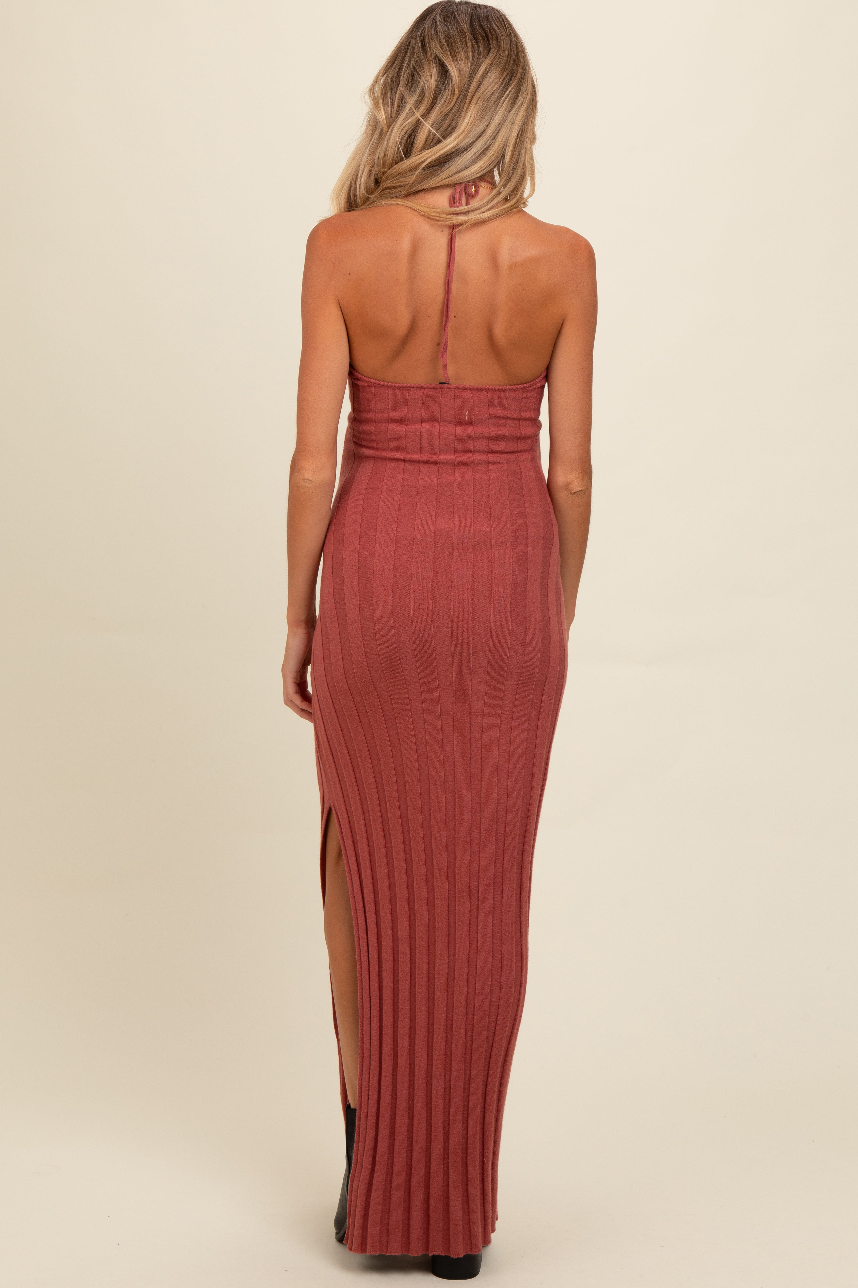 Umstands-Maxikleid aus Rippstrick mit Neckholder-Ausschnitt