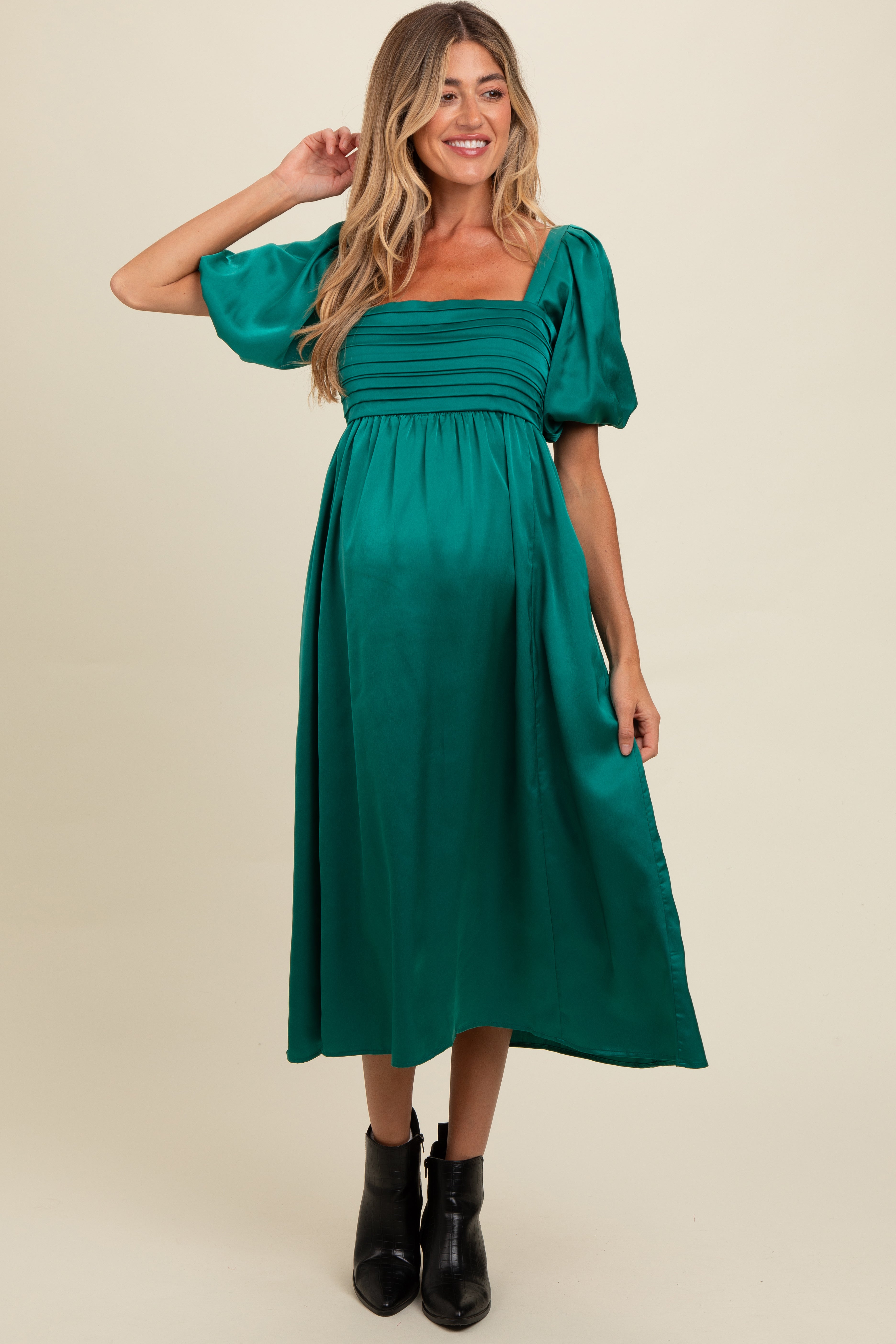 Smaragdgrünes Umstands-Midikleid aus Satin mit plissiertem Oberteil und Puffärmeln