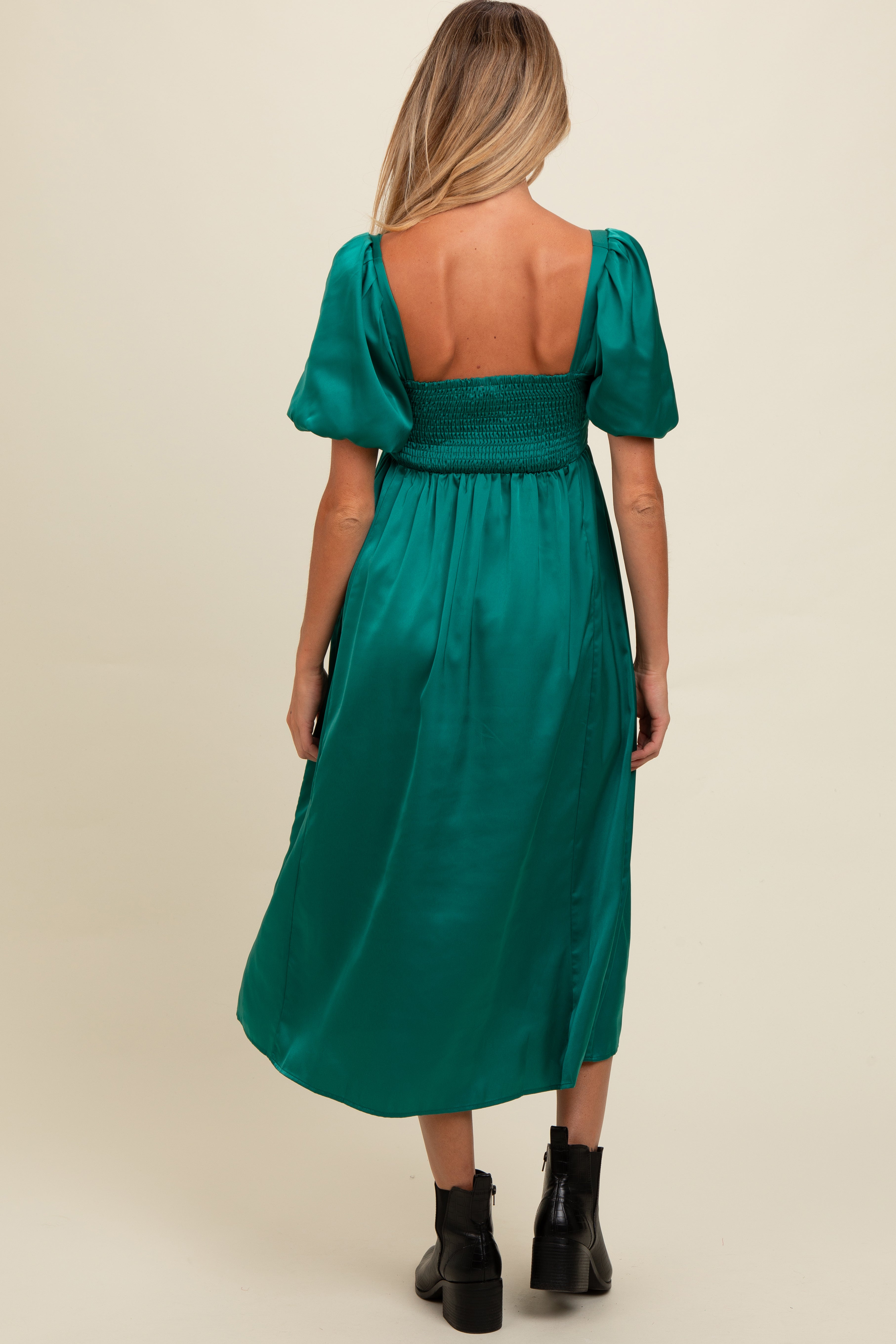 Smaragdgrünes Umstands-Midikleid aus Satin mit plissiertem Oberteil und Puffärmeln