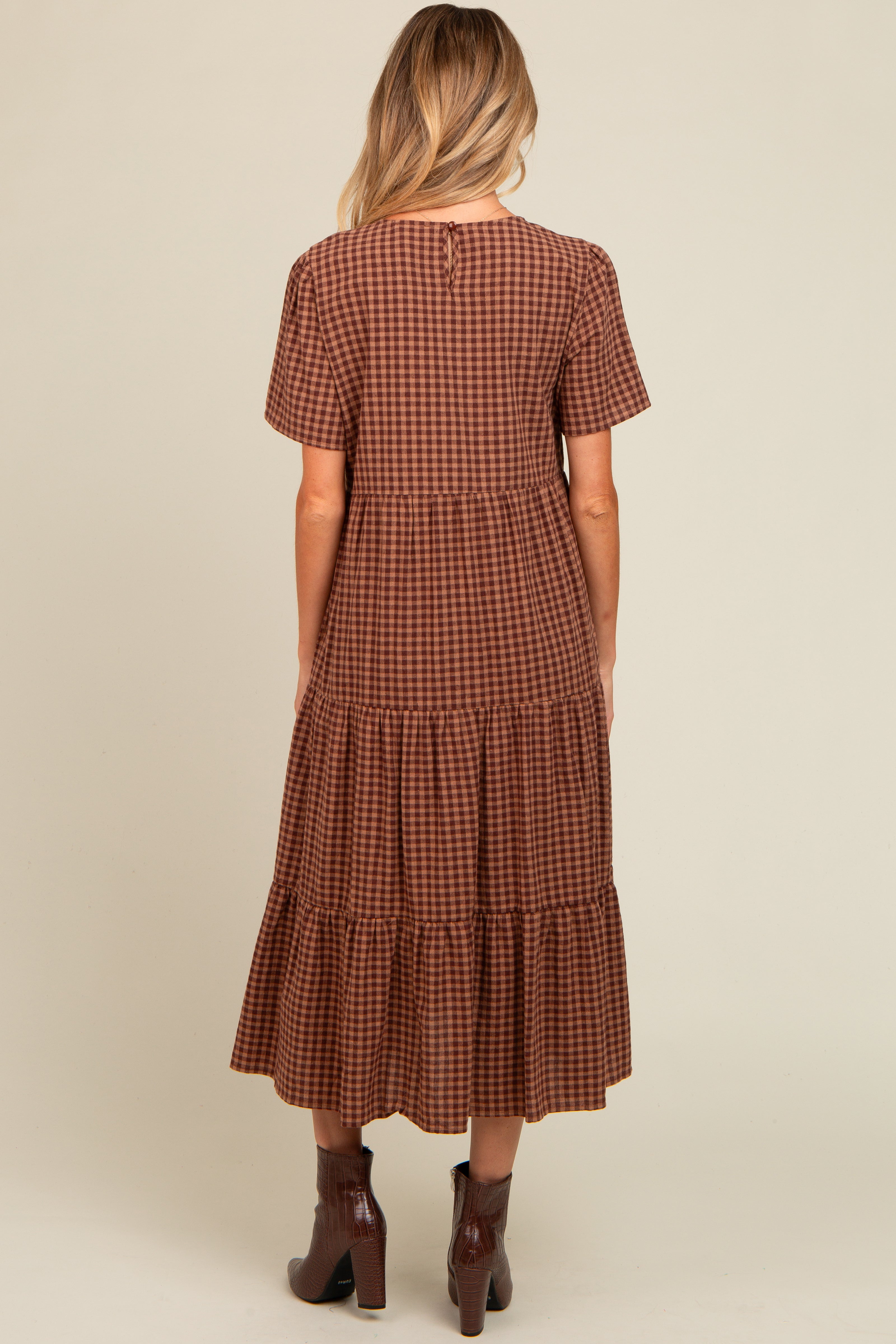 Umstands-Midikleid mit Vichykaro und Stufenrock in Mokka