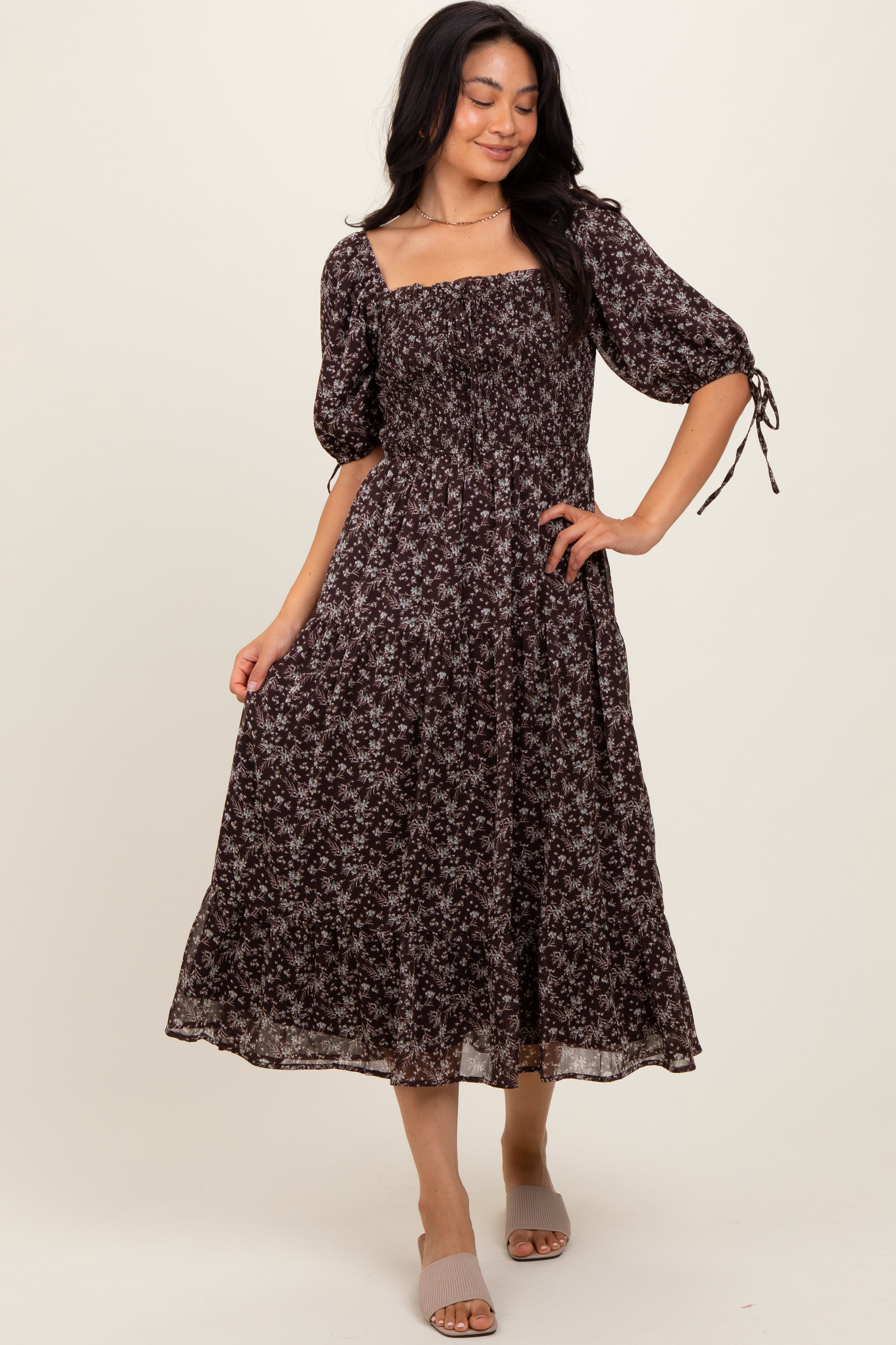 Dunkelbraunes Umstands-Midikleid mit Blumenmuster, Smok-Ärmeln und Bindegürtel