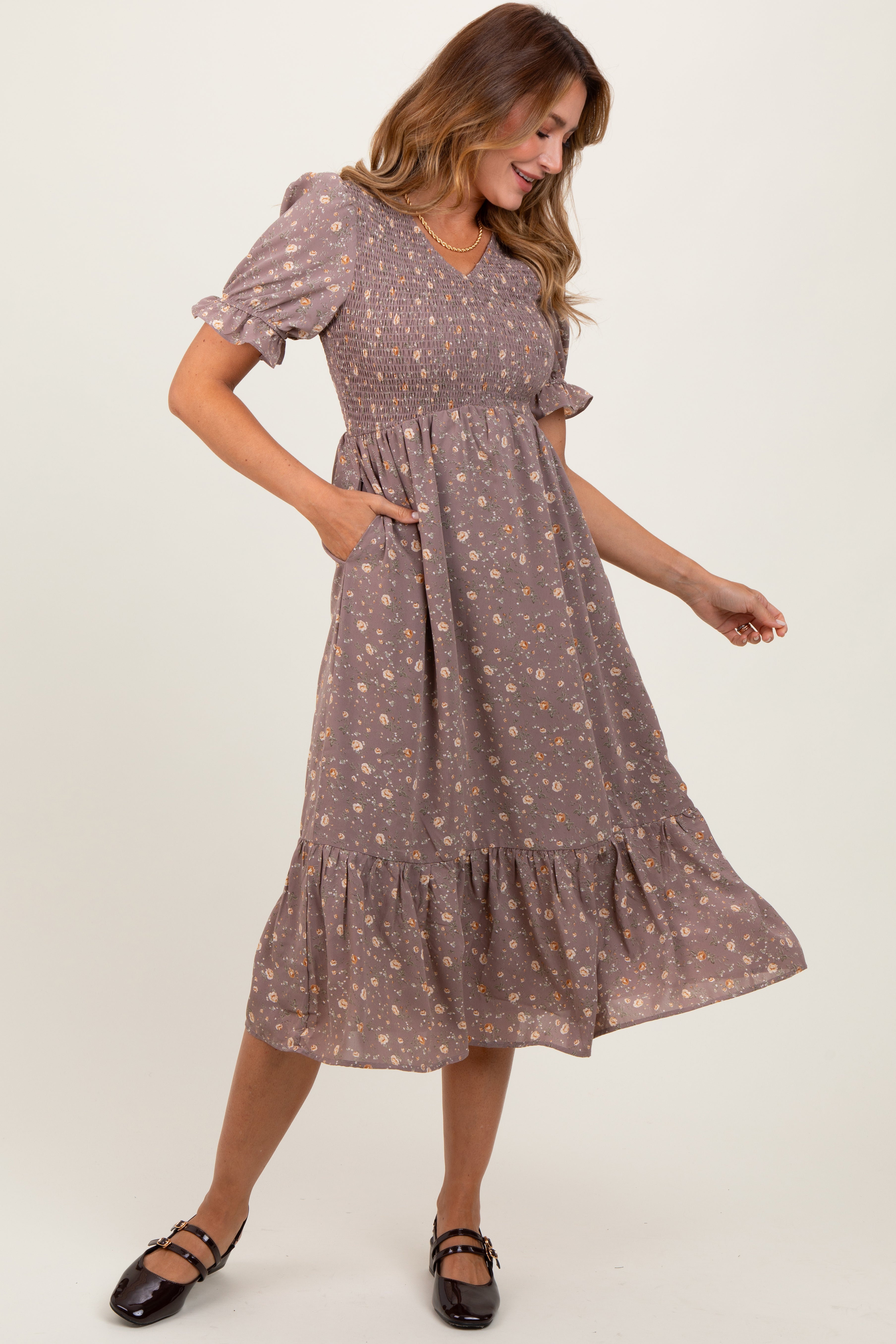 Malvenfarbenes Umstands-Midikleid mit Blumenmuster, Smok-Oberteil und Rüschensaum