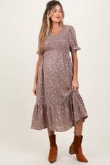 Malvenfarbenes Umstands-Midikleid mit Blumenmuster, Smok-Oberteil und Rüschensaum