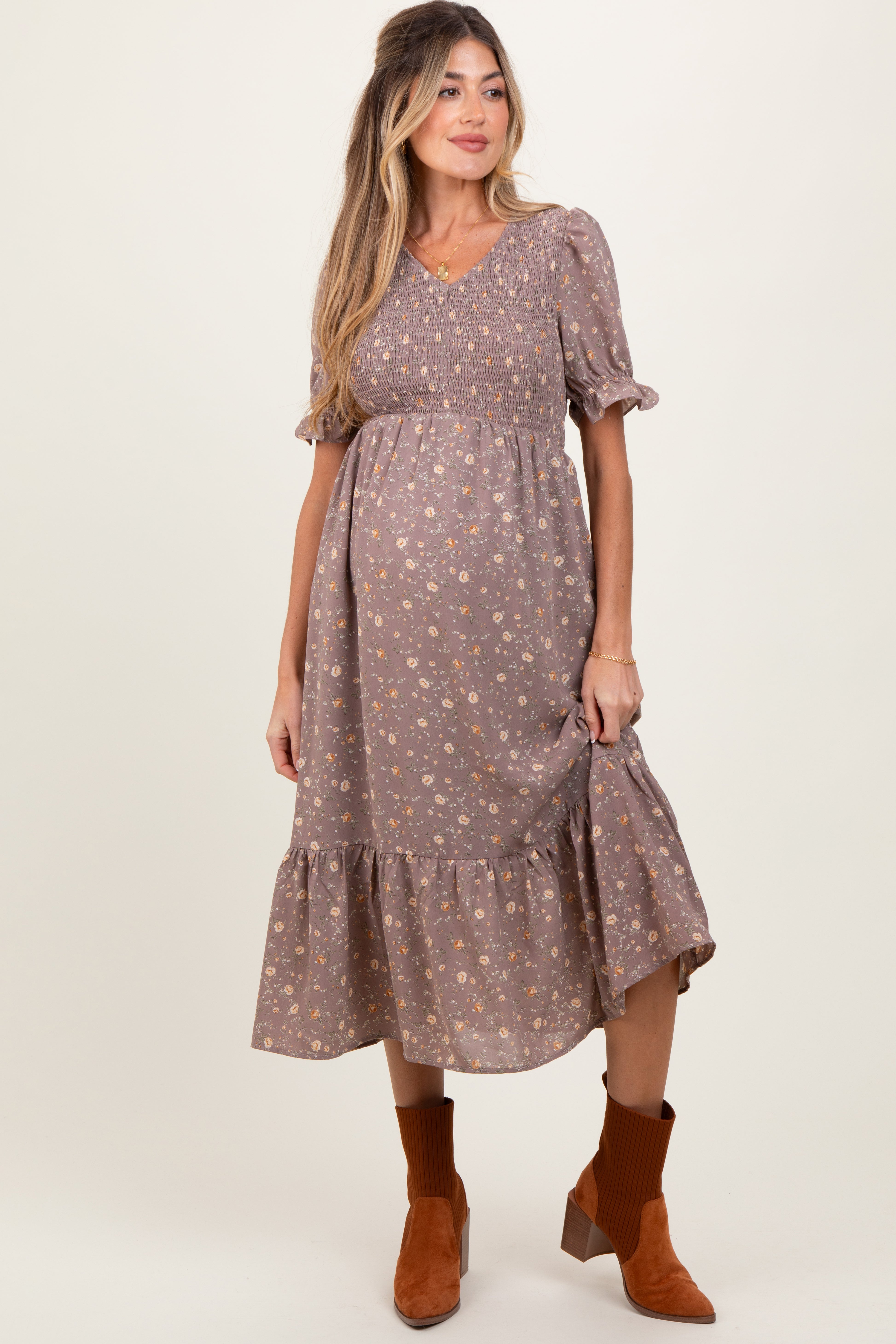 Malvenfarbenes Umstands-Midikleid mit Blumenmuster, Smok-Oberteil und Rüschensaum