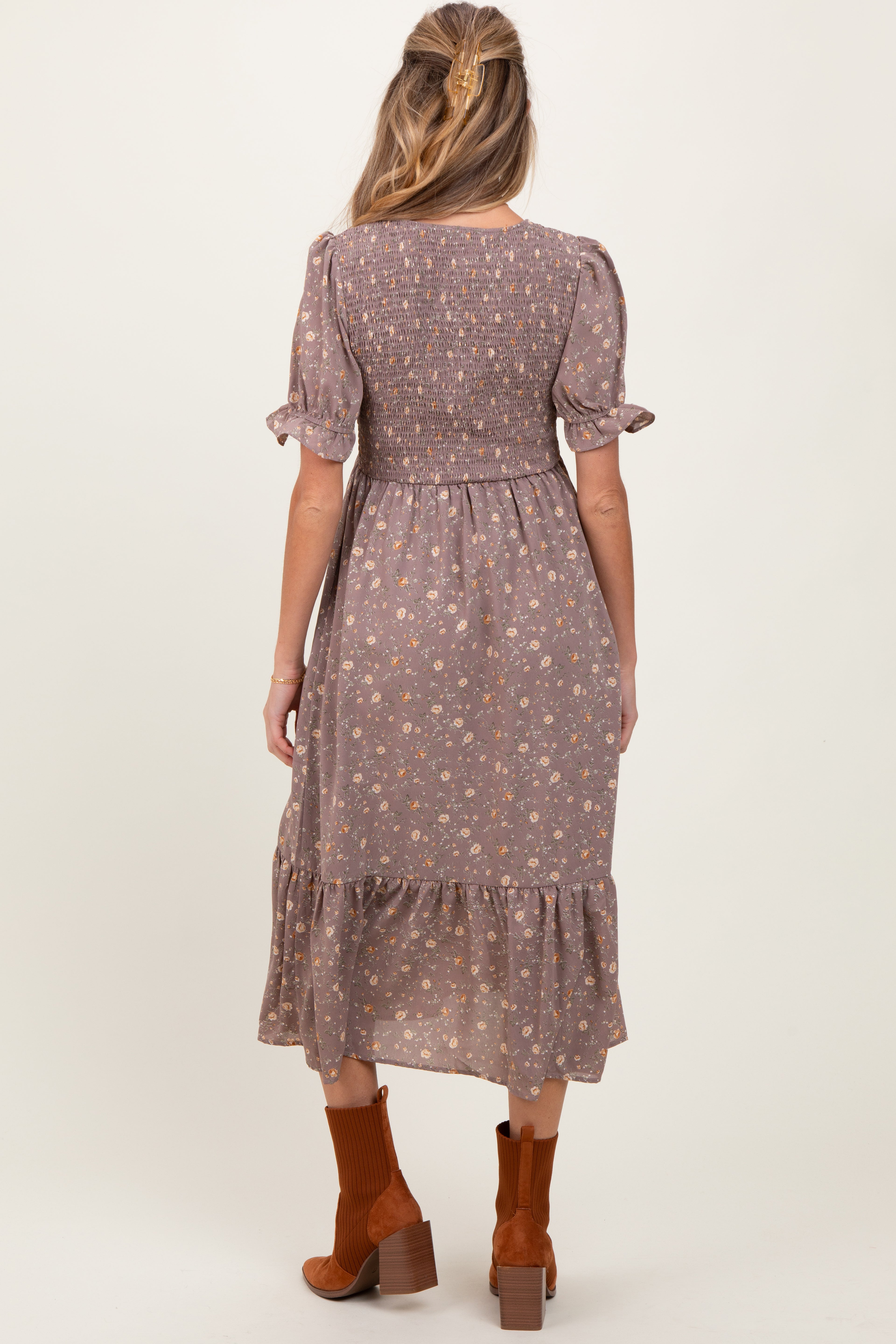 Malvenfarbenes Umstands-Midikleid mit Blumenmuster, Smok-Oberteil und Rüschensaum