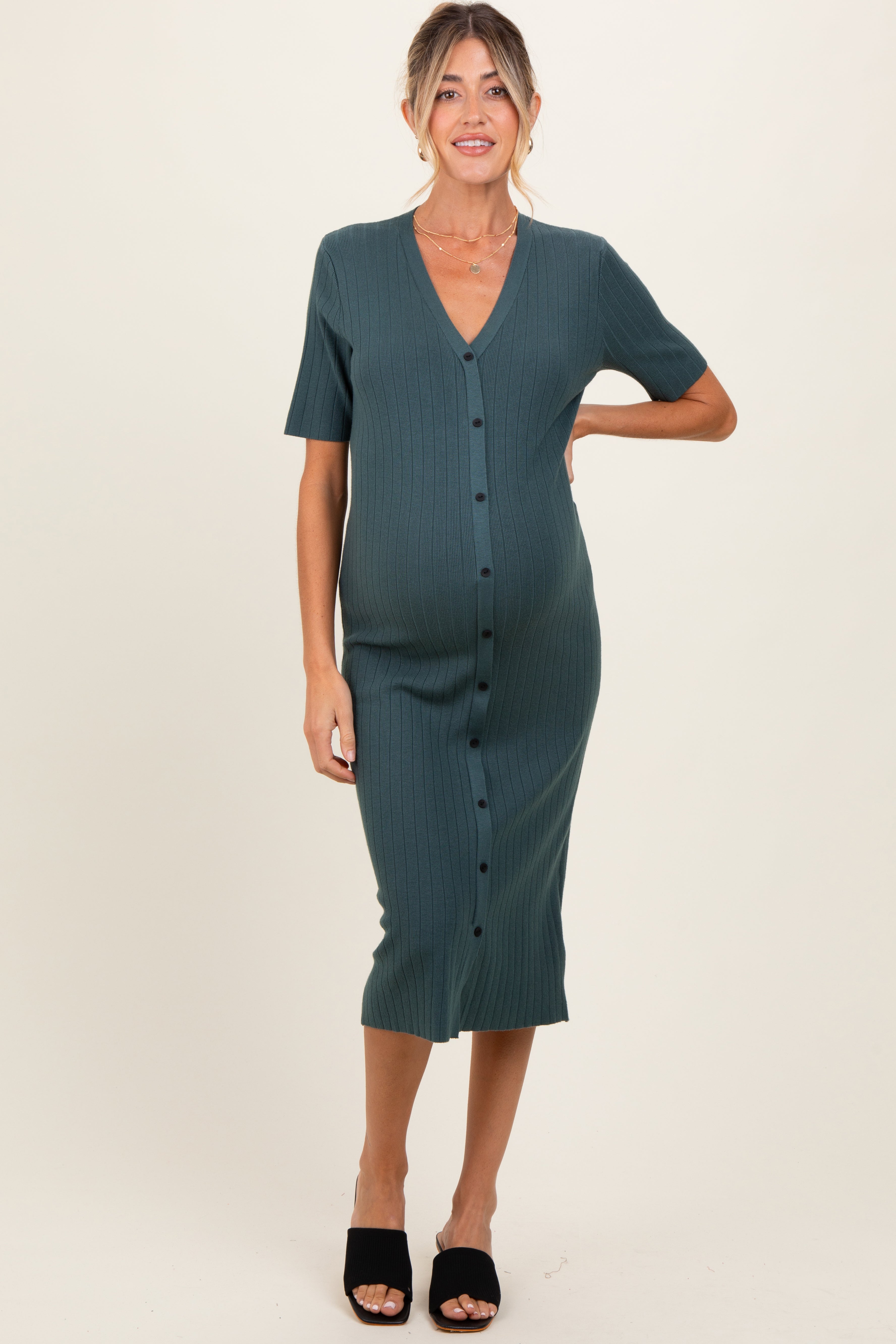 Waldgrünes Umstands-Pullover-Midikleid mit durchgehender Knopfleiste