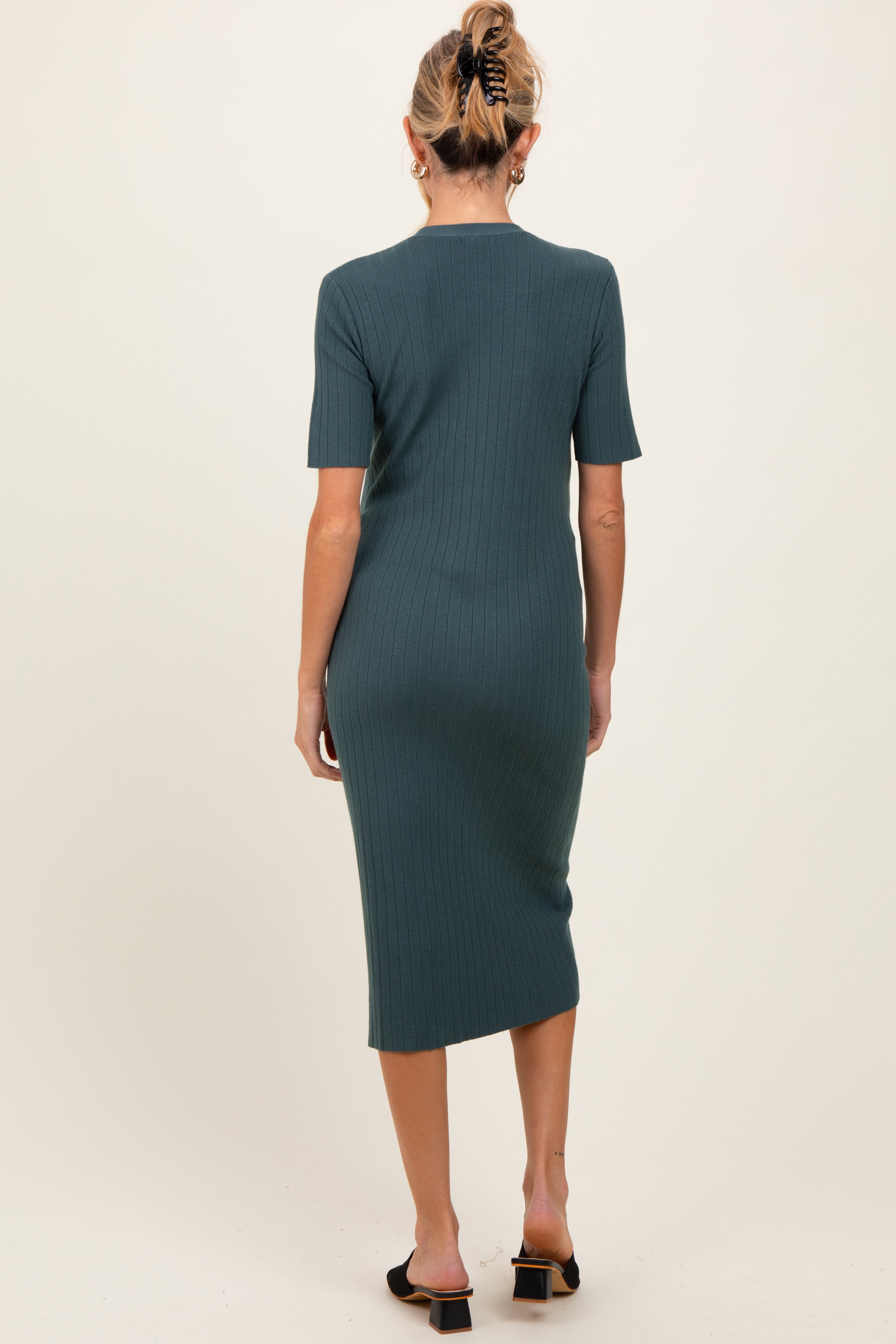 Waldgrünes Umstands-Pullover-Midikleid mit durchgehender Knopfleiste