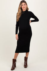Geripptes Umstands-Pulloverkleid mit Stehkragen