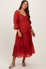 Rostfarbenes Umstands-Maxikleid mit Stufenschnitt, Rüschen und langen Ärmeln