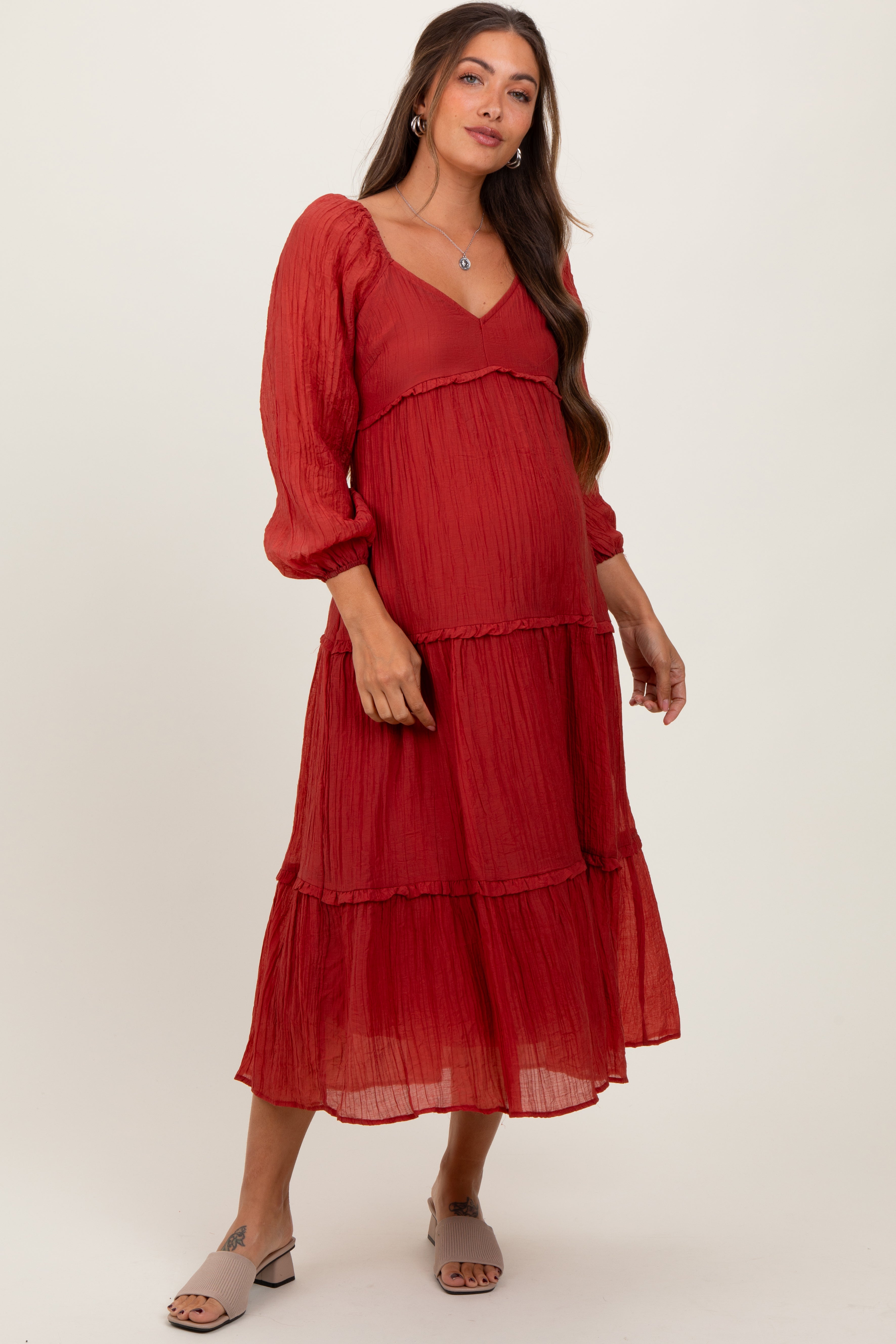Rostfarbenes Umstands-Maxikleid mit Stufenschnitt, Rüschen und langen Ärmeln