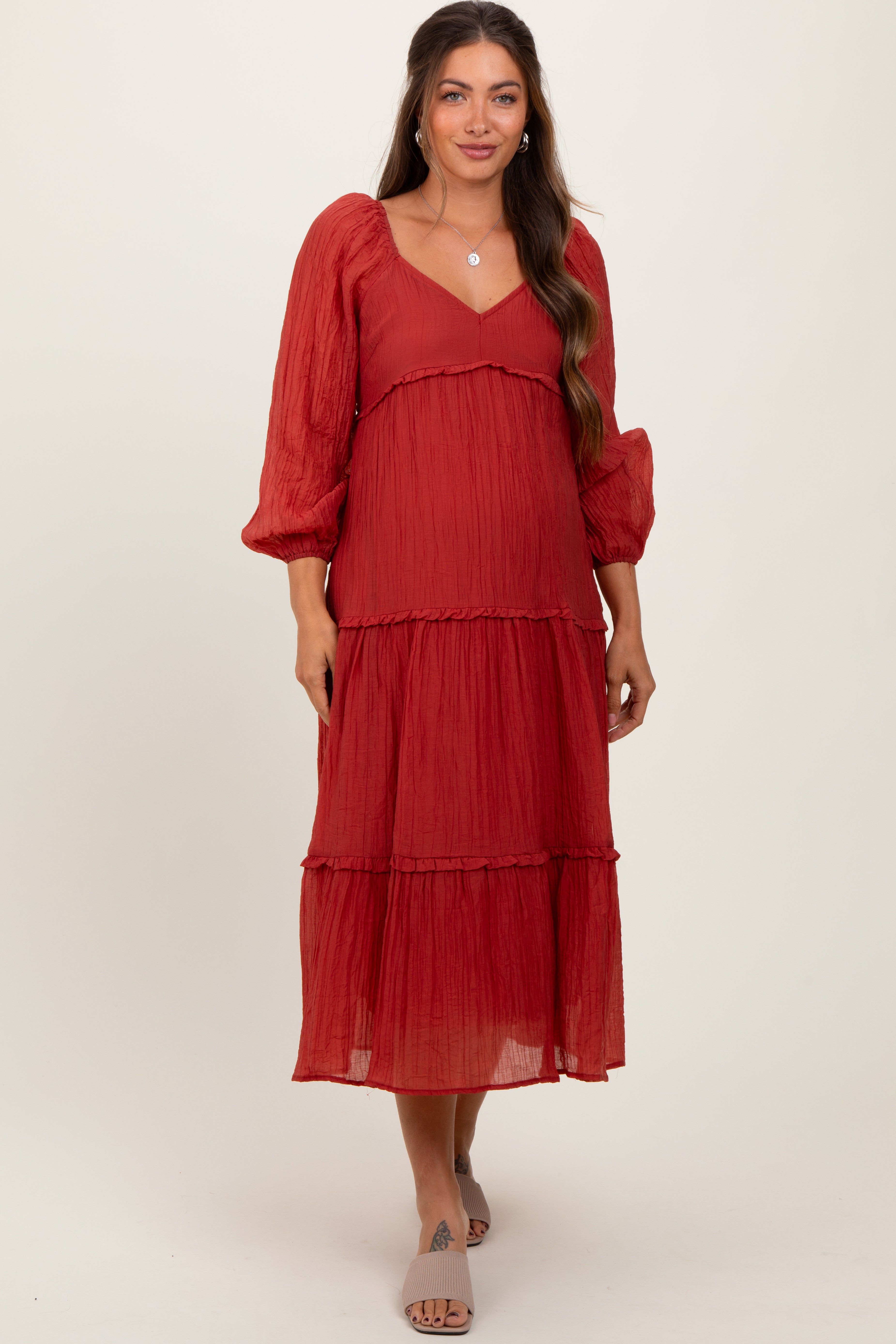 Rostfarbenes Umstands-Maxikleid mit Stufenschnitt, Rüschen und langen Ärmeln