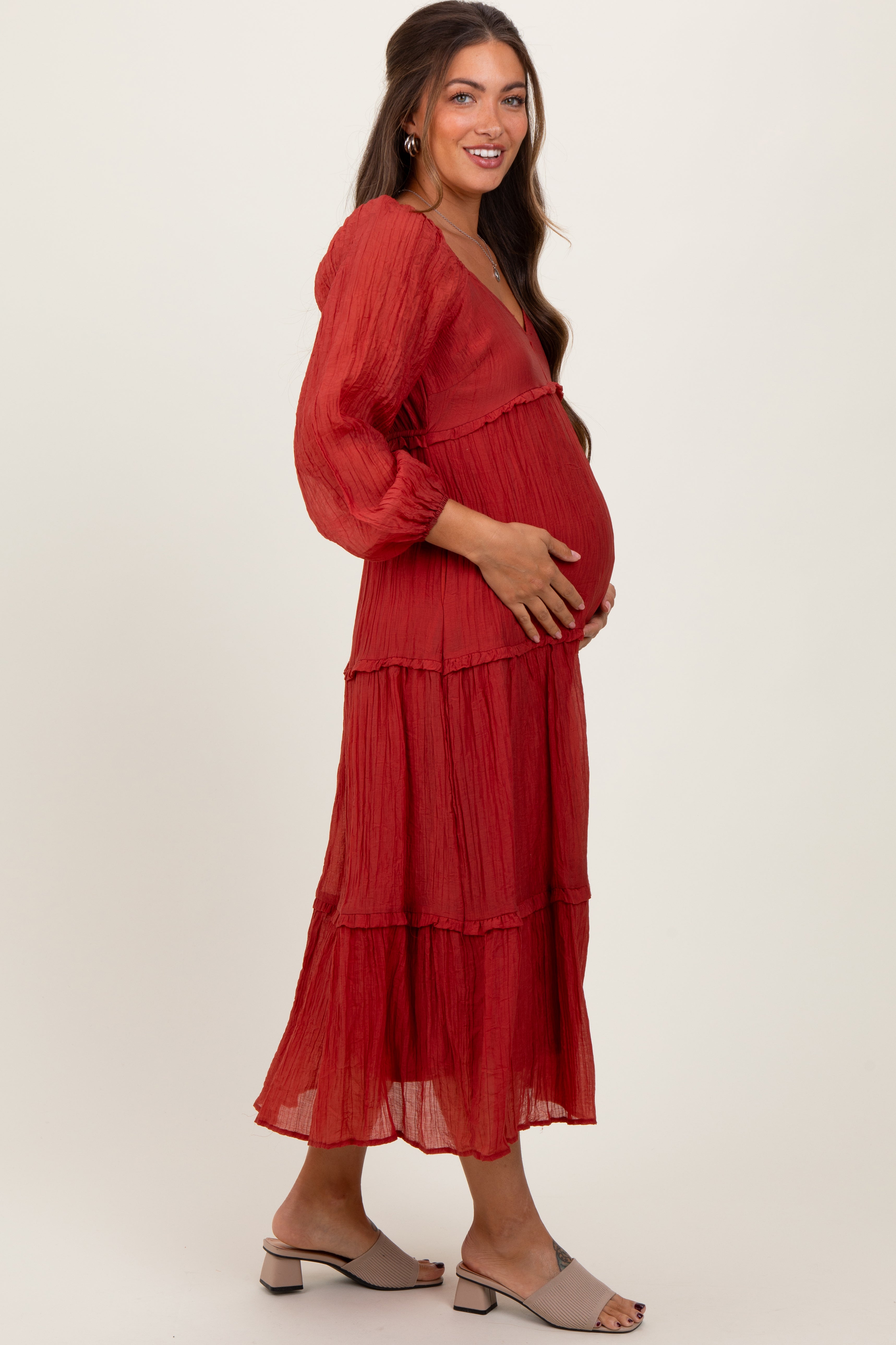 Rostfarbenes Umstands-Maxikleid mit Stufenschnitt, Rüschen und langen Ärmeln