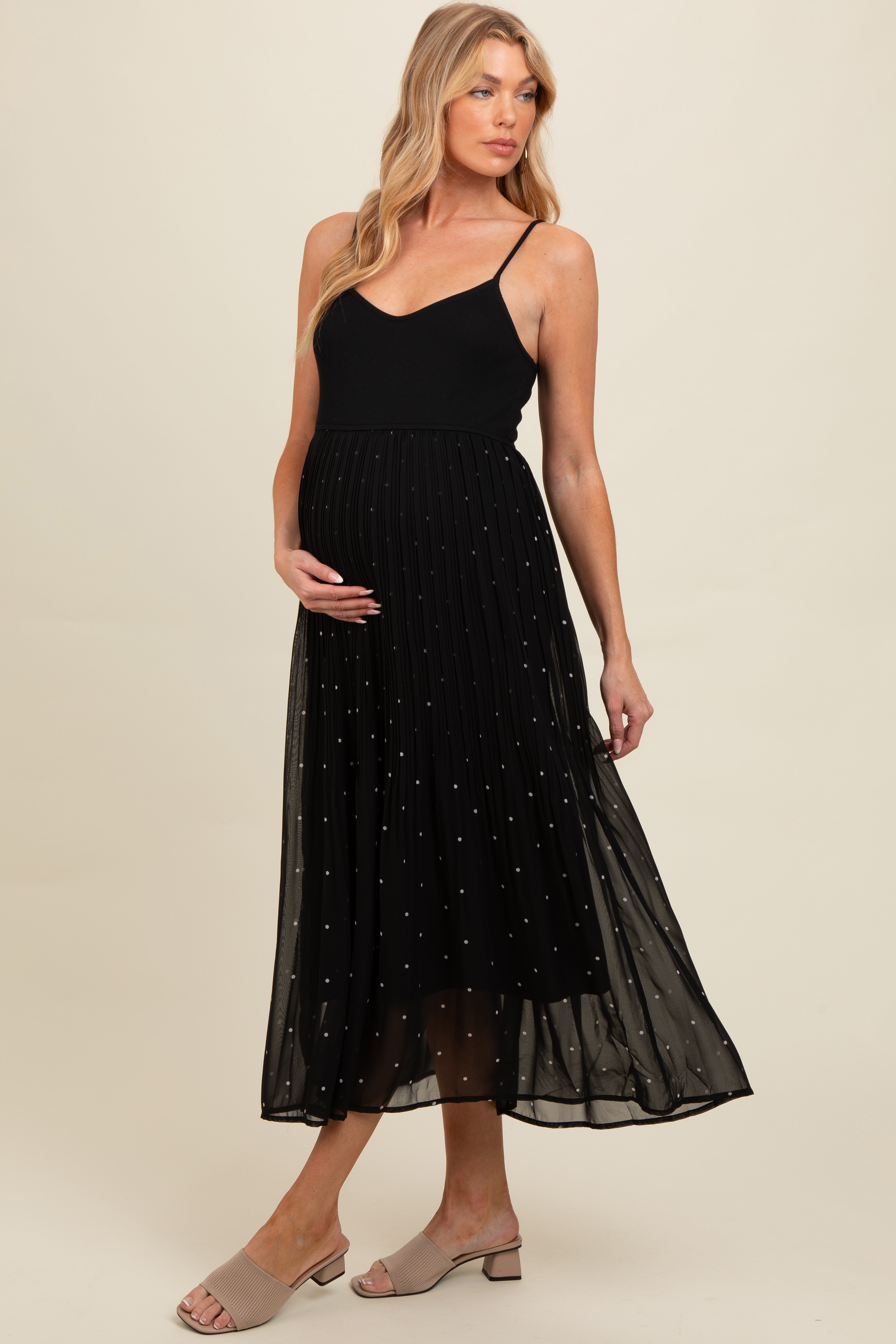 Umstands-Maxikleid mit Punktemuster und plissiertem Mesh-Overlay
