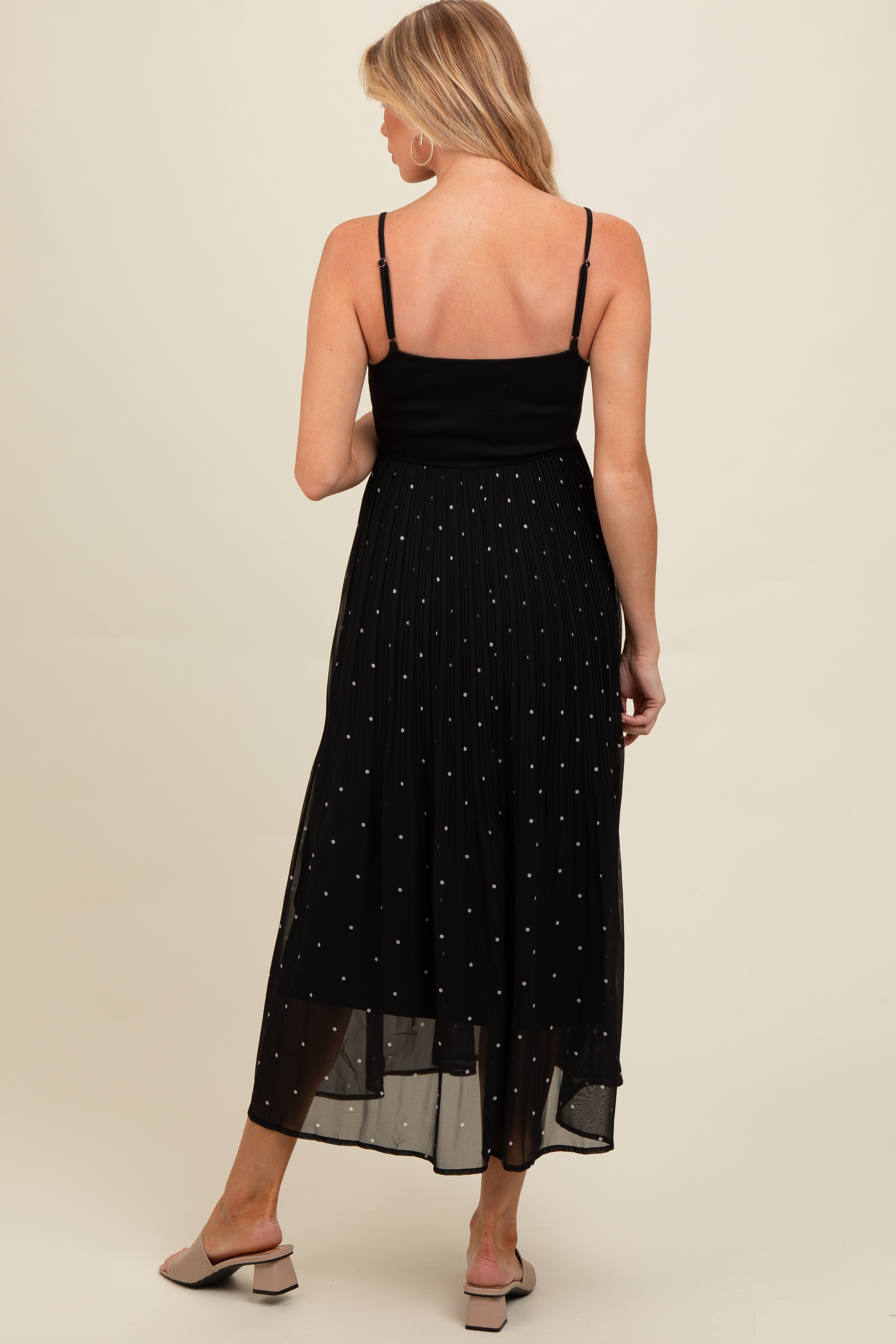 Umstands-Maxikleid mit Punktemuster und plissiertem Mesh-Overlay