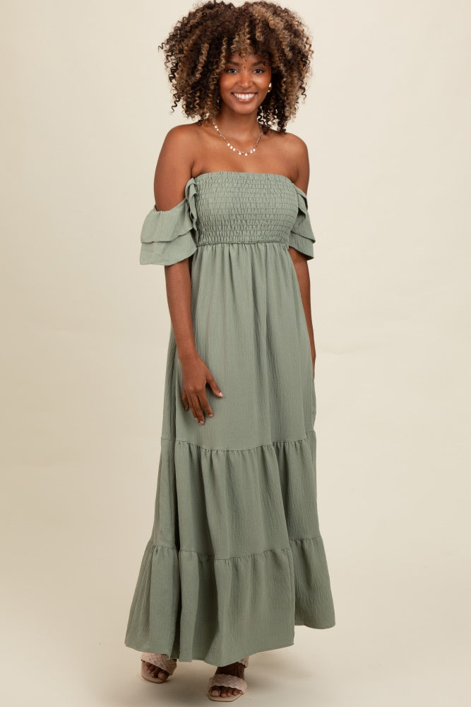 Umstands-Maxikleid mit Smok-Detail, Rüschen und schulterfreiem Stufenschnitt in Helloliv