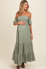 Umstands-Maxikleid mit Smok-Detail, Rüschen und schulterfreiem Stufenschnitt in Helloliv