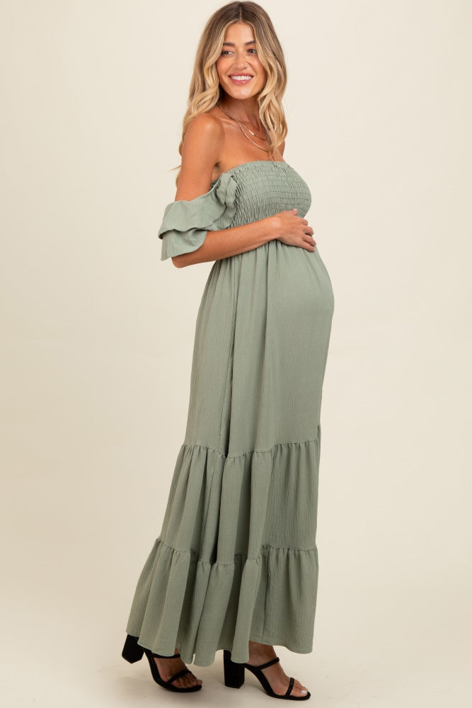 Umstands-Maxikleid mit Smok-Detail, Rüschen und schulterfreiem Stufenschnitt in Helloliv