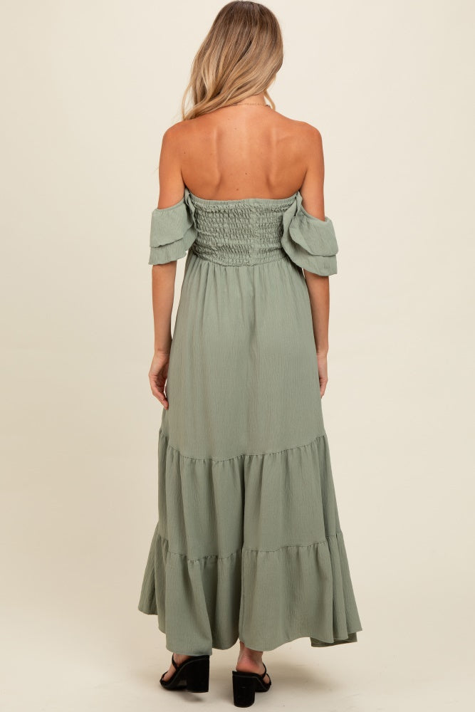 Umstands-Maxikleid mit Smok-Detail, Rüschen und schulterfreiem Stufenschnitt in Helloliv