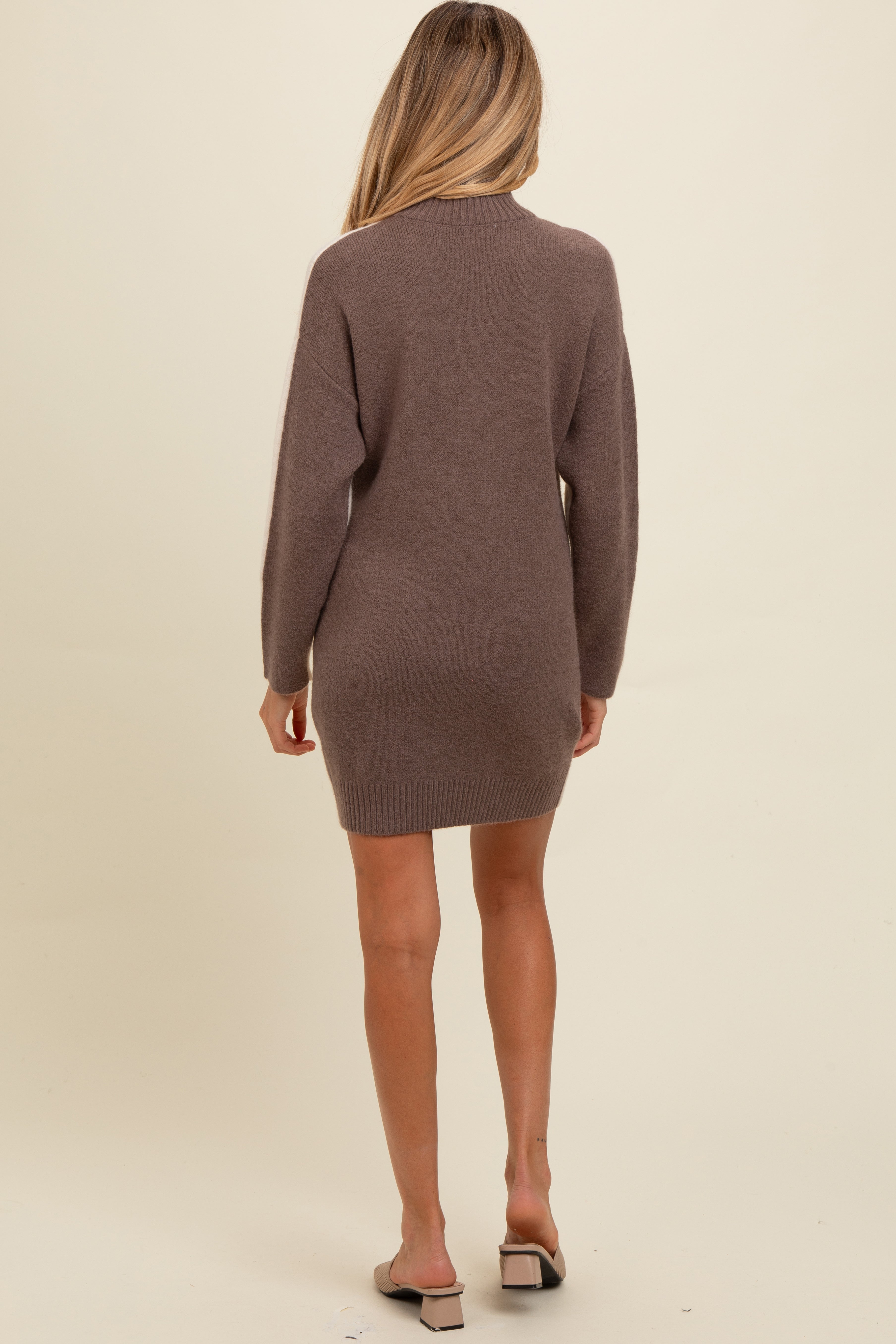 Umstands-Pulloverkleid in Ecru mit Stehkragen und Colourblock-Detail