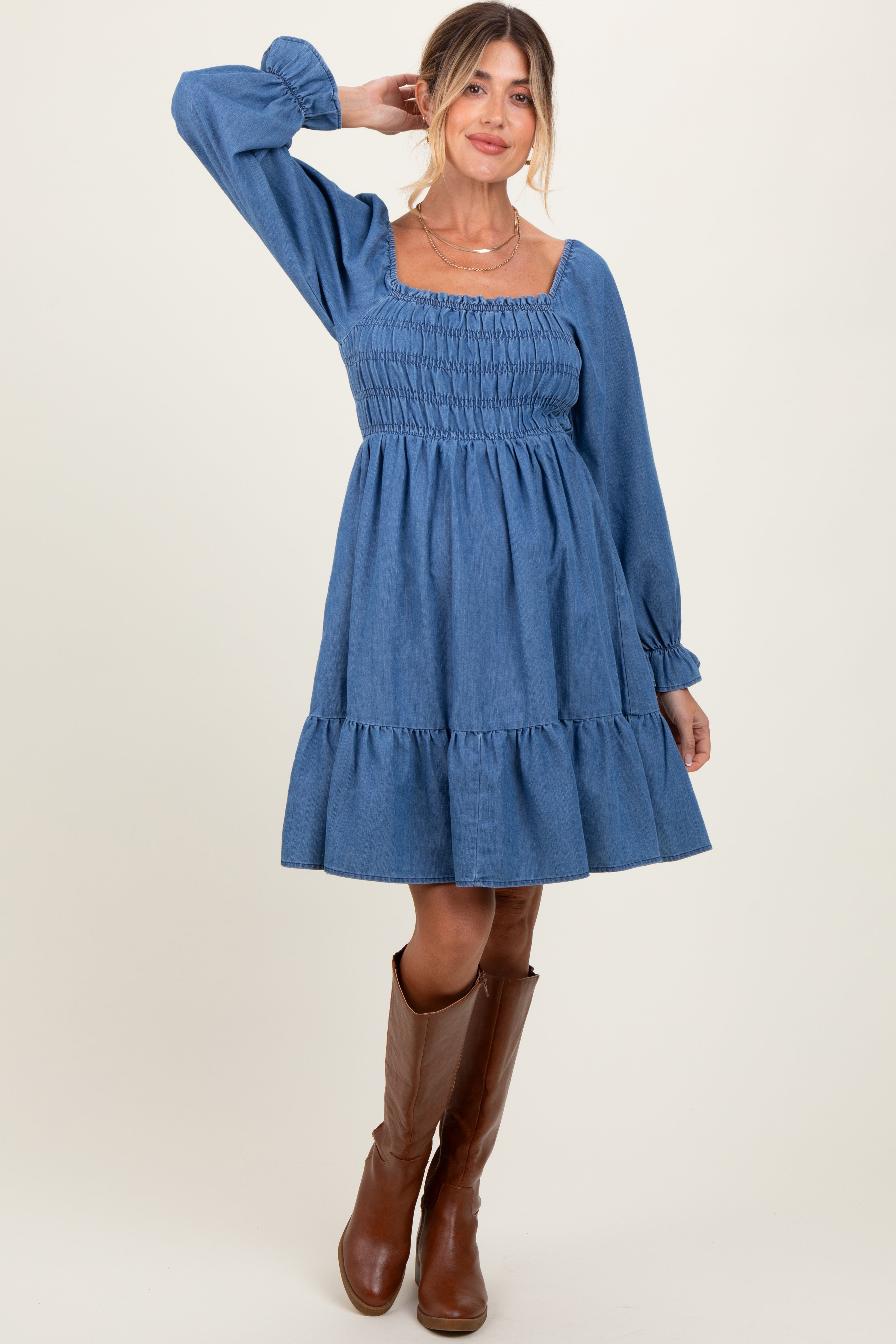 Blaues Chambray-Umstands-Midikleid in Vintage-Waschung mit Smok-Oberteil