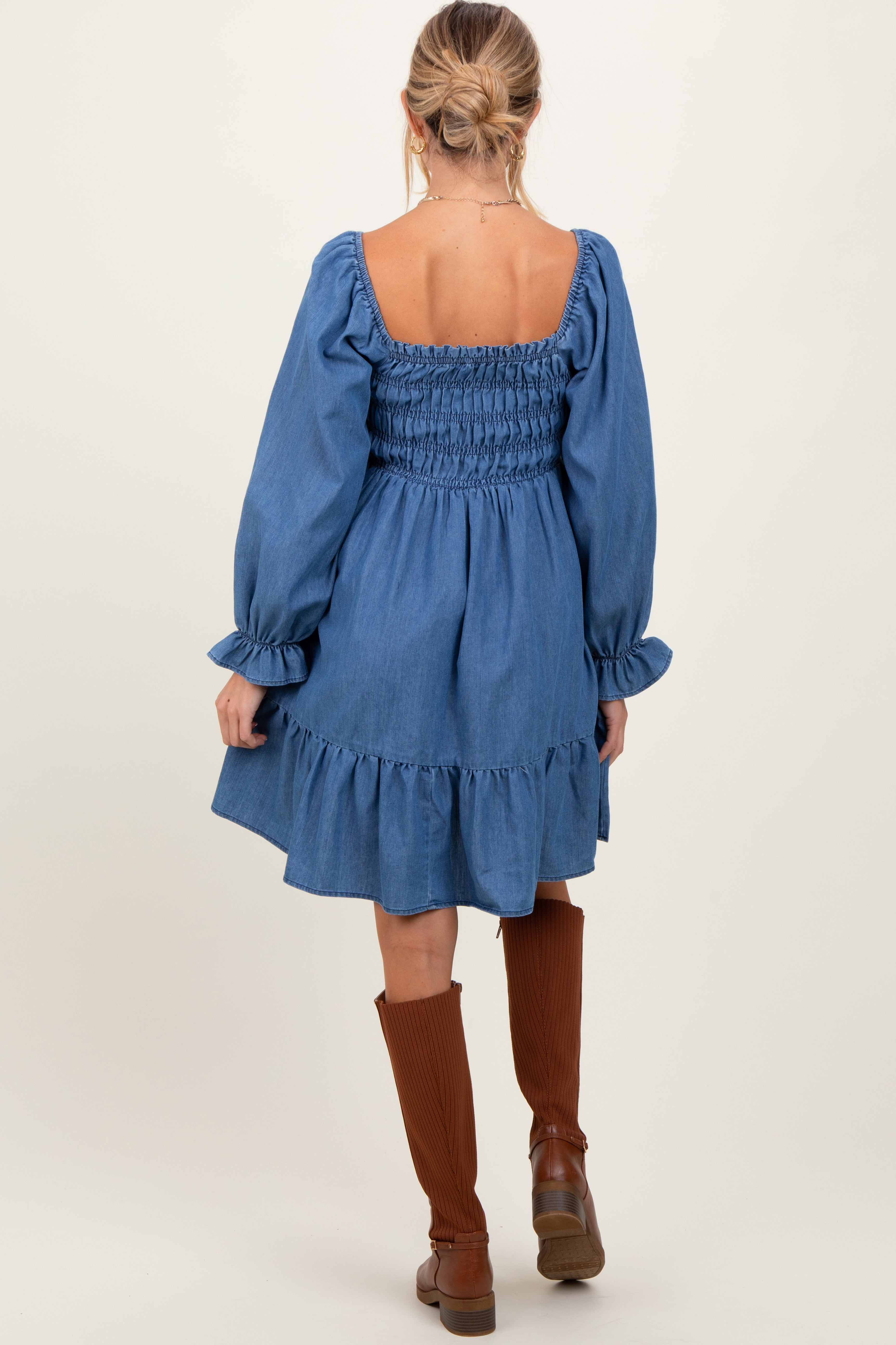 Blaues Chambray-Umstands-Midikleid in Vintage-Waschung mit Smok-Oberteil