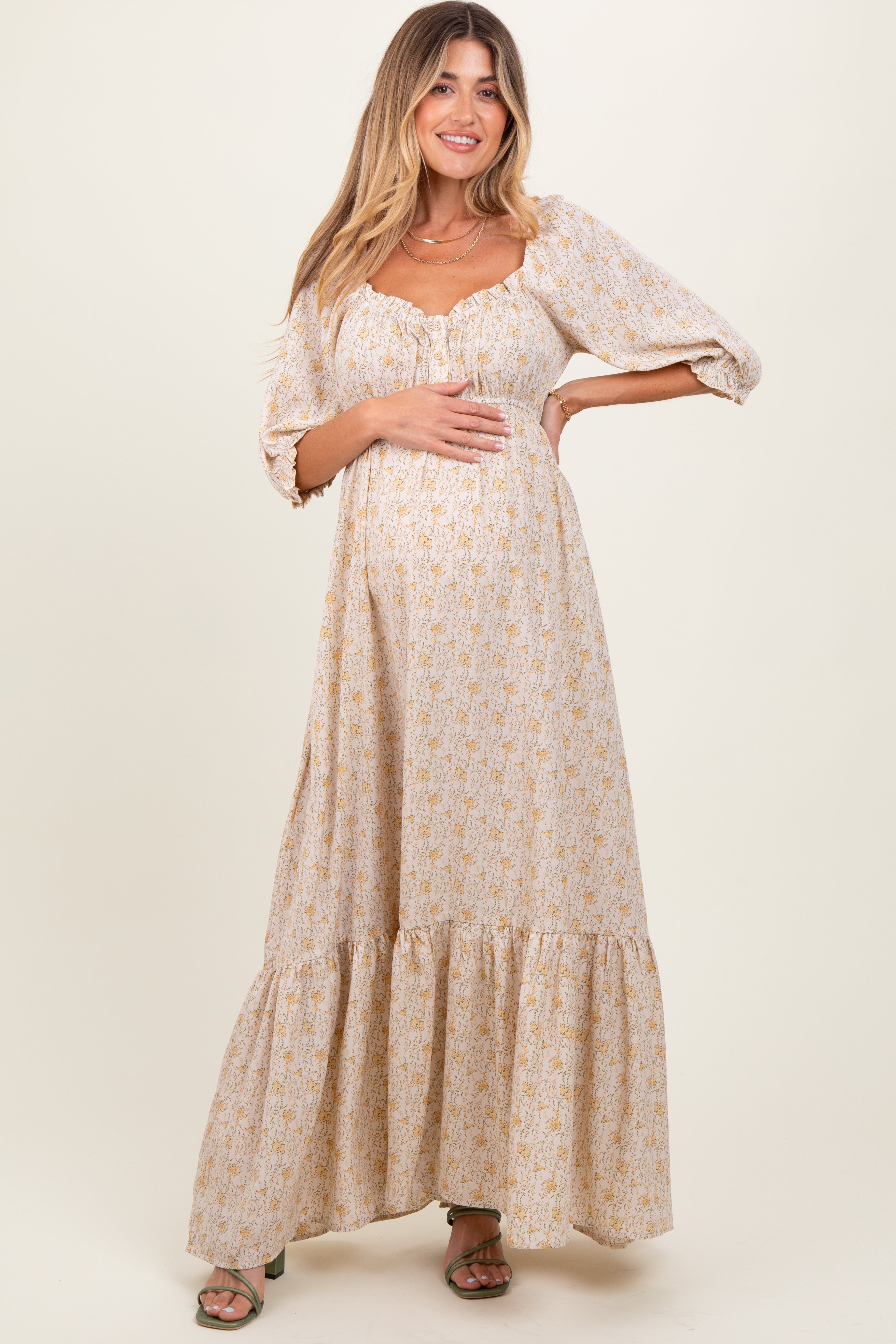 Cremefarbenes Umstands-Maxikleid mit Blumenmuster und Herzausschnitt