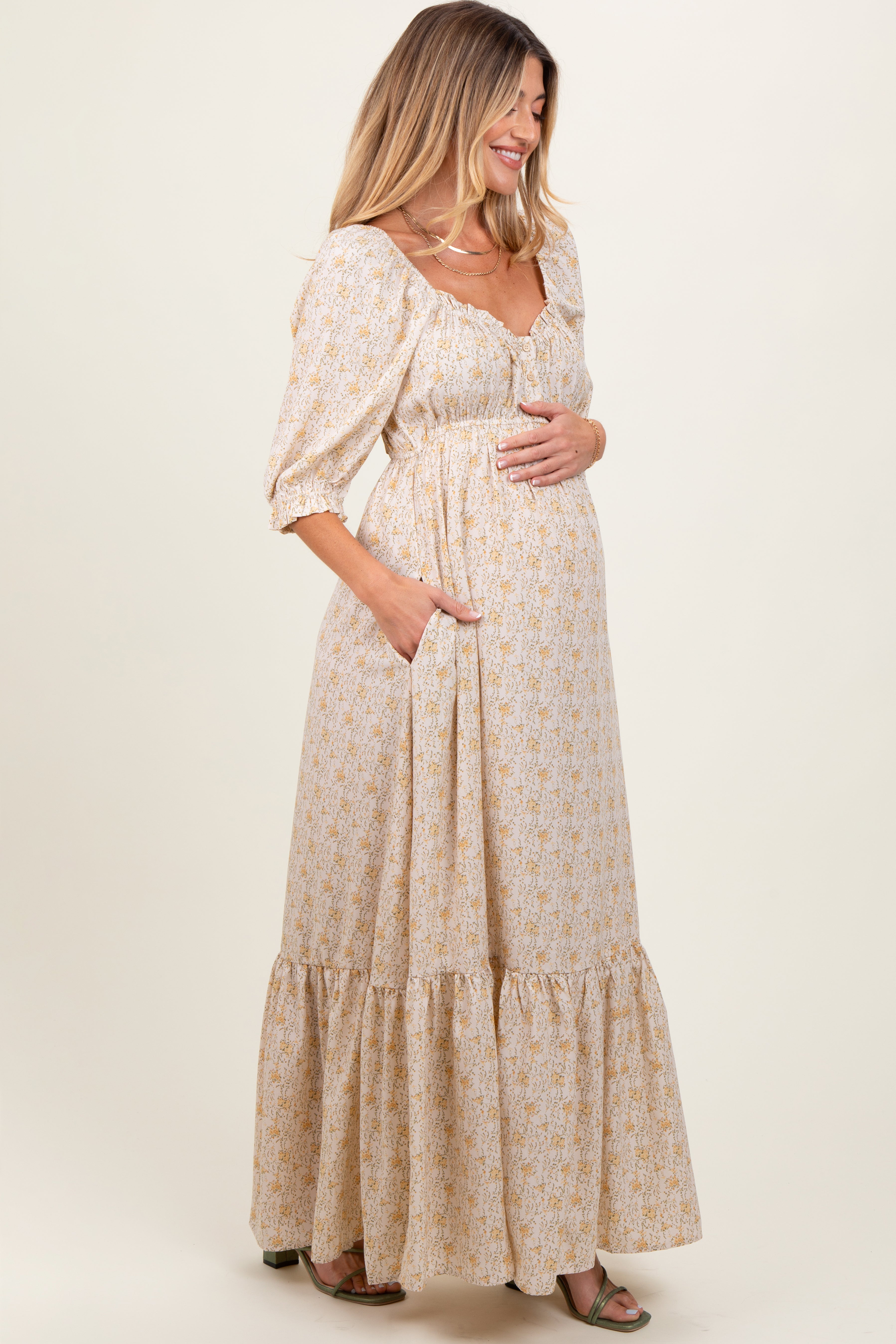 Cremefarbenes Umstands-Maxikleid mit Blumenmuster und Herzausschnitt