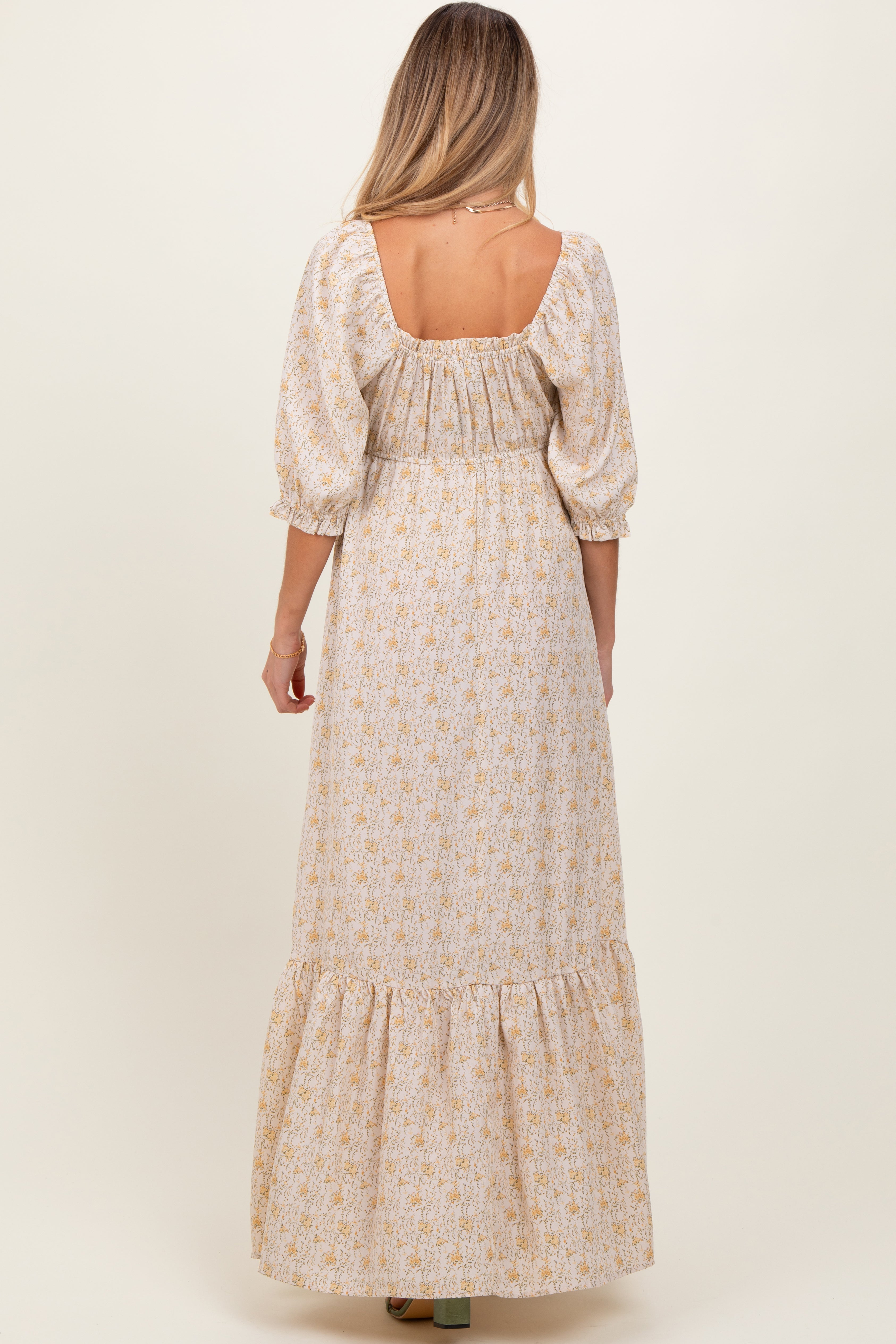 Cremefarbenes Umstands-Maxikleid mit Blumenmuster und Herzausschnitt