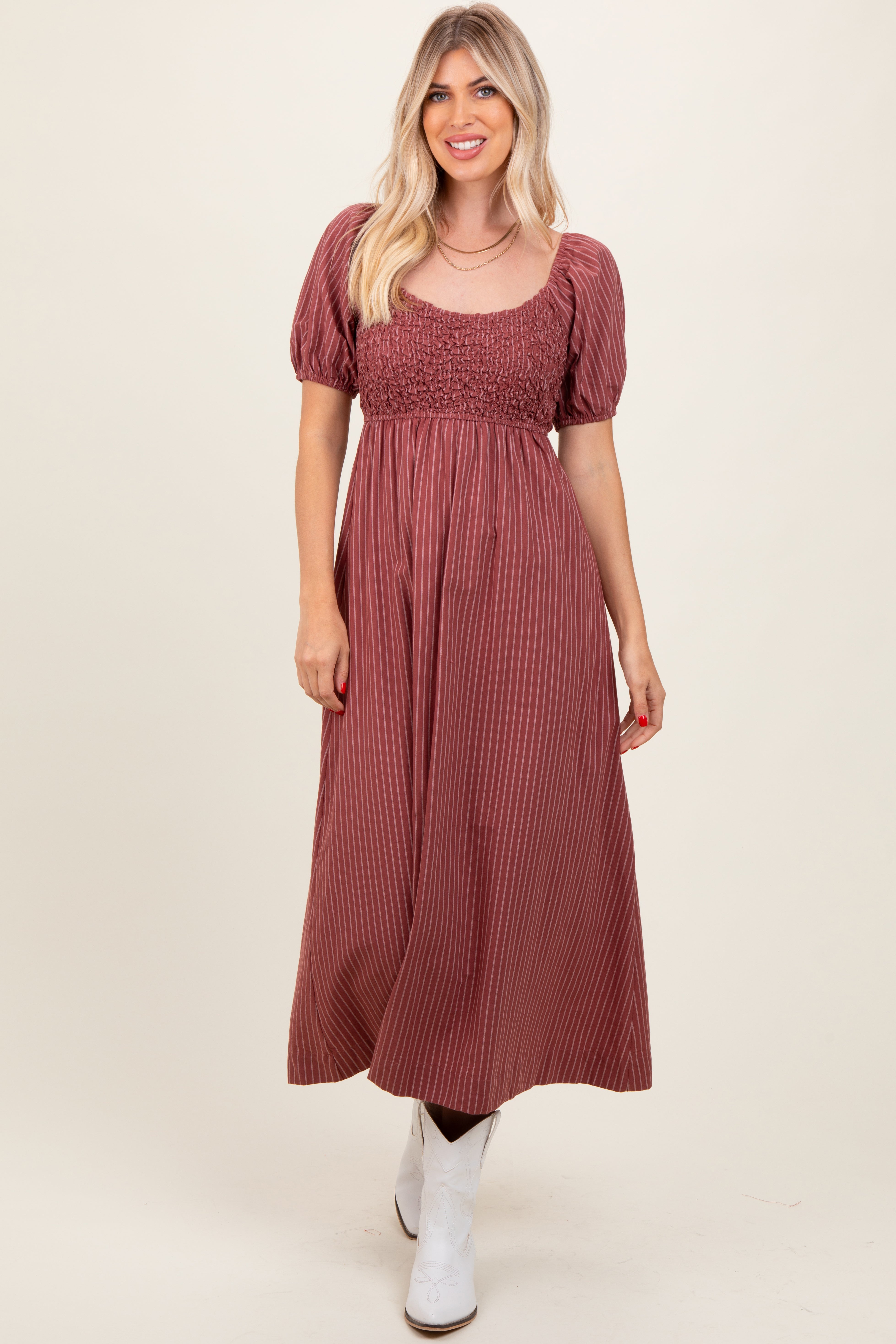 Malvenfarbenes gestreiftes Umstands-Midikleid mit Popcorn-Smok-Muster