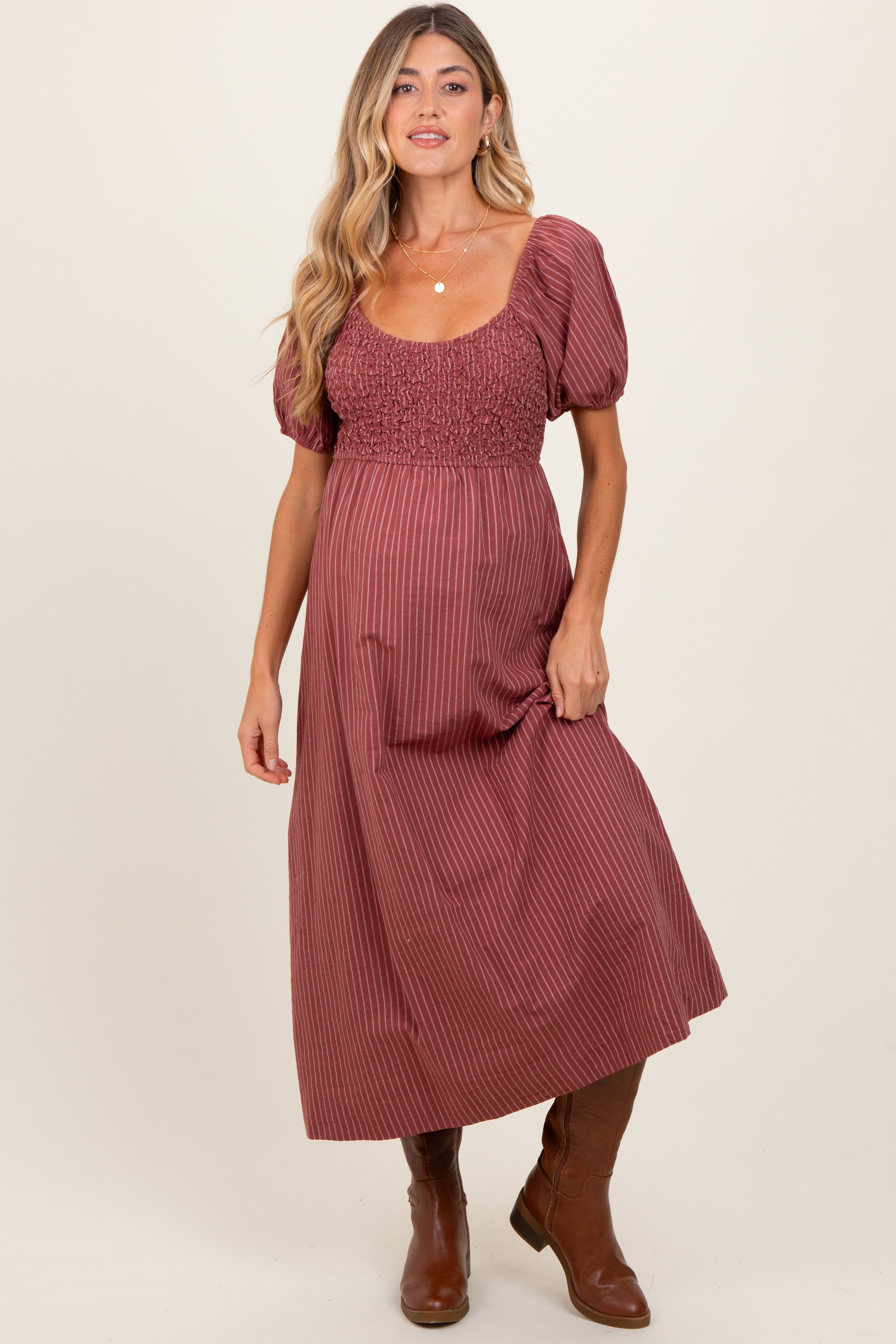 Malvenfarbenes gestreiftes Umstands-Midikleid mit Popcorn-Smok-Muster