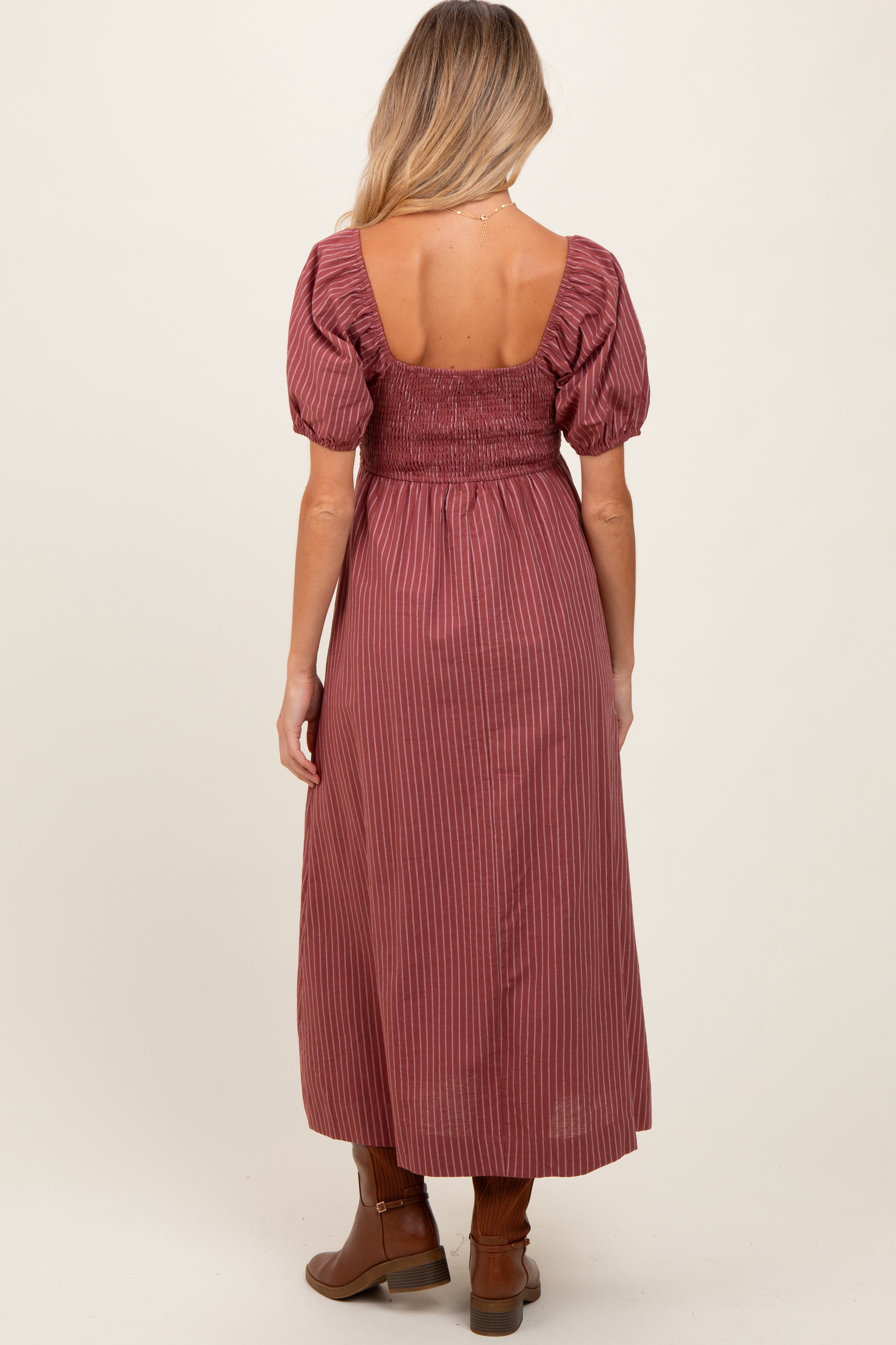 Malvenfarbenes gestreiftes Umstands-Midikleid mit Popcorn-Smok-Muster