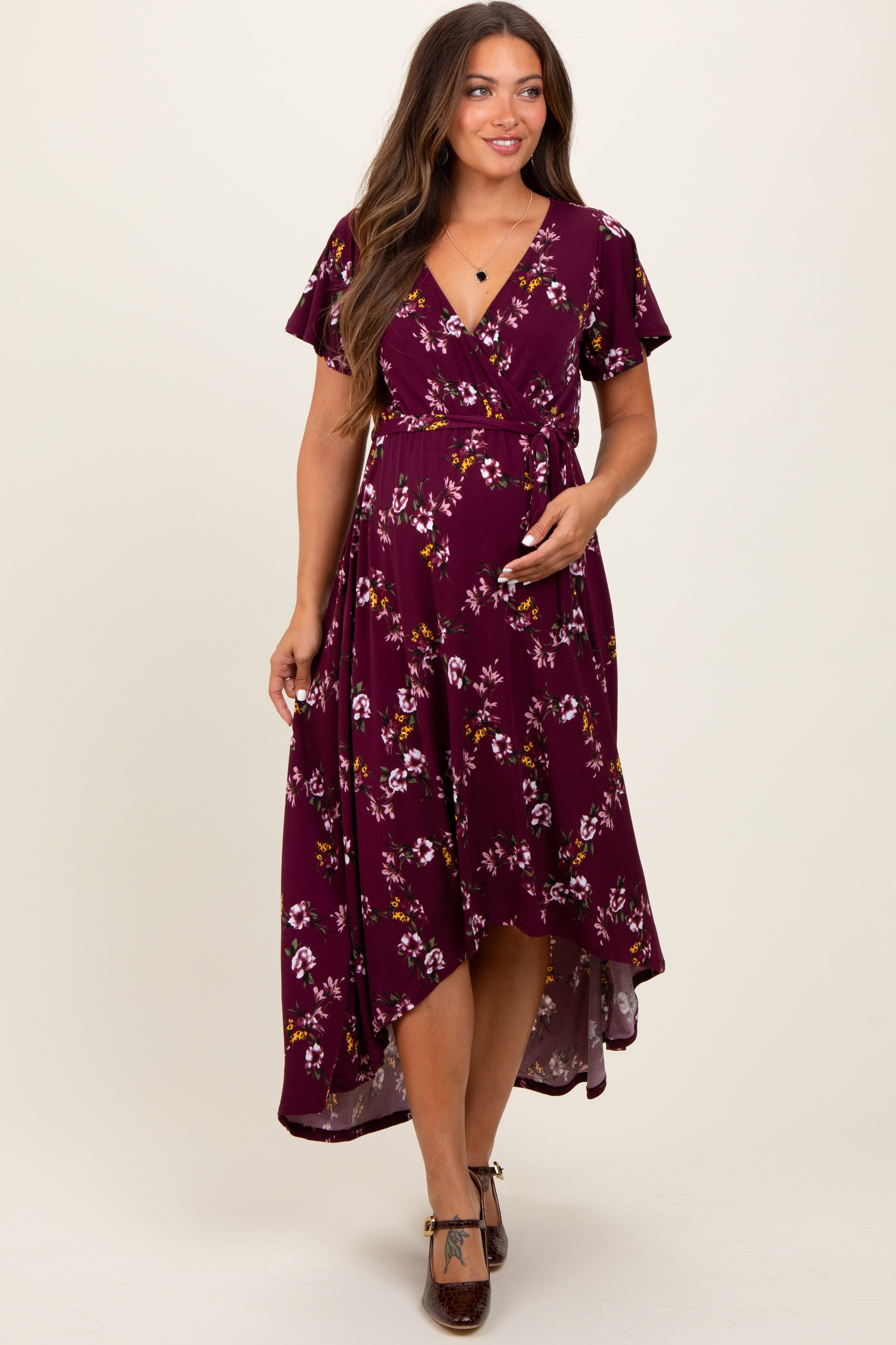 Bordeauxrotes Umstands-Maxikleid mit Blumenmuster, Wickeloptik und Vokuhila-Saum